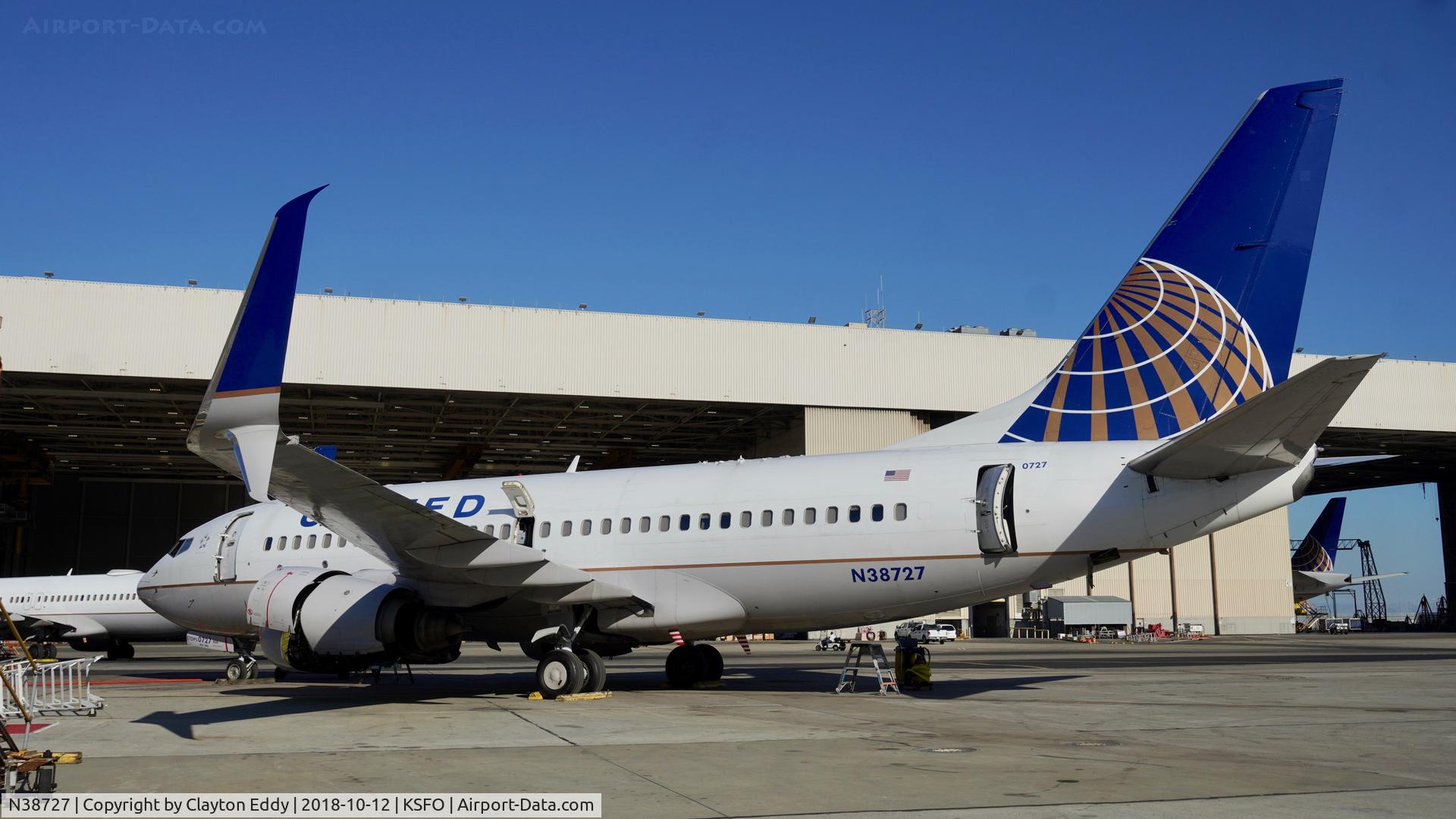 N38727, 1999 Boeing 737-724 C/N 28797, SFO 2018.