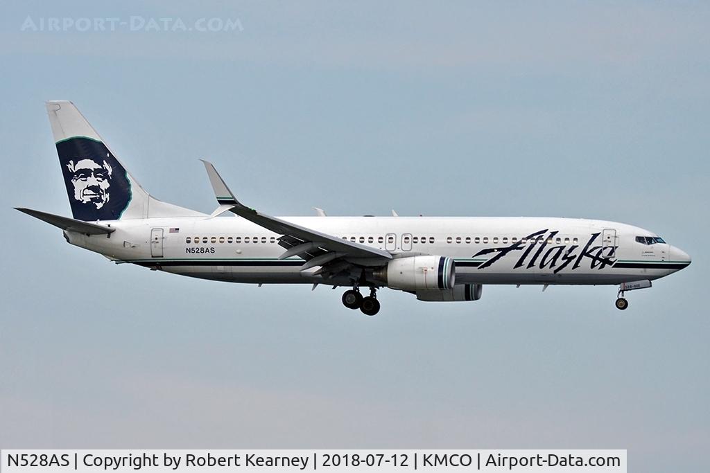 N528AS, 2009 Boeing 737-890 C/N 35695, On final for r/w 18R