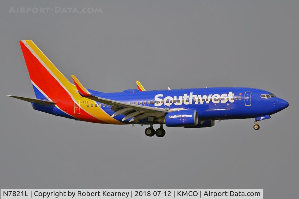 N7821L, 2002 Boeing 737-7CT C/N 32748, On short final r/w 18R