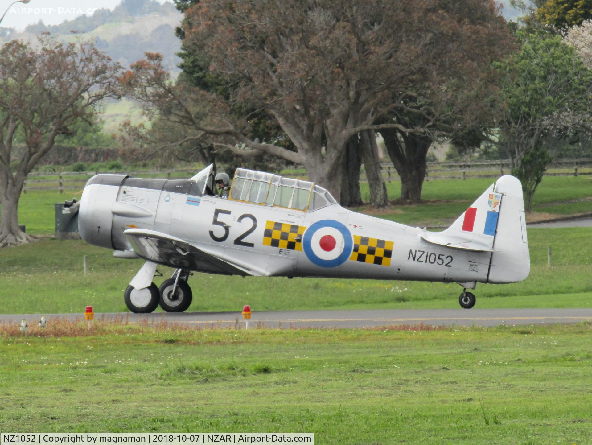 NZ1052, North American AT-6C Harvard IIA C/N 88-13909, training flight