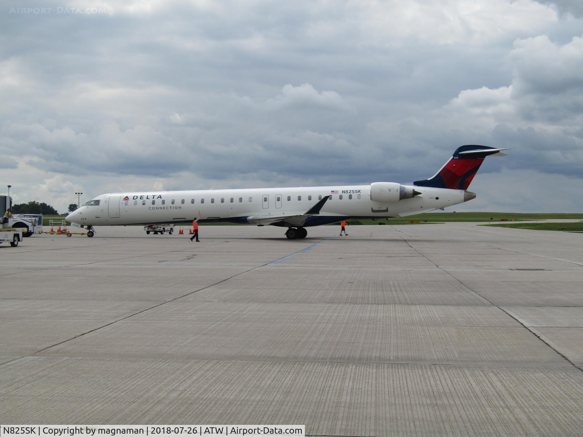 N825SK, 2008 Canadair CL-600-2D24 Regional Jet CRJ-900ER C/N 15212, push back at Appleton