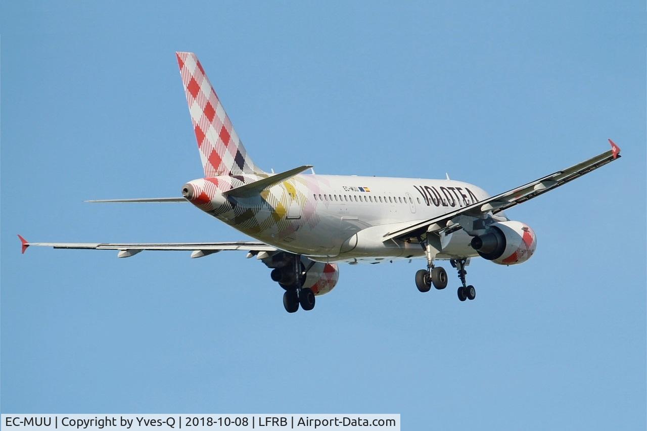 EC-MUU, 2004 Airbus A319-111 C/N 2253, Airbus A319-111, Take off rwy 07R, Brest-Bretagne airport (LFRB-BES)