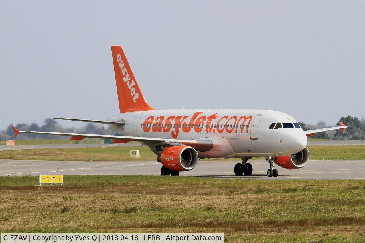 G-EZAV, 2006 Airbus A319-111 C/N 2803, Airbus A319-111, Taxiing to boarding ramp, Brest-Bretagne Airport (LFRB-BES)