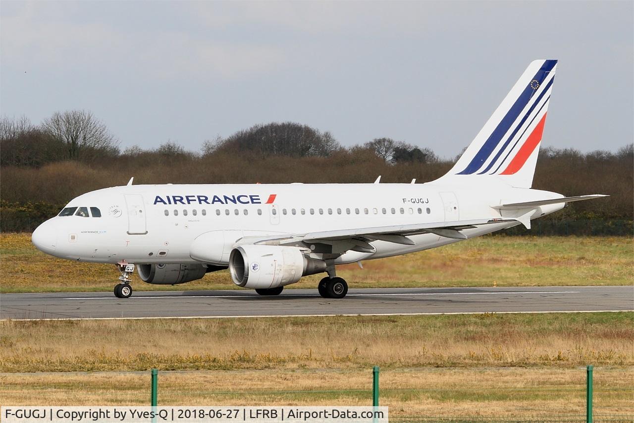 F-GUGJ, 2005 Airbus A318-111 C/N 2582, Airbus A318-111, Taxiing rwy 07R, Brest-Bretagne airport (LFRB-BES)