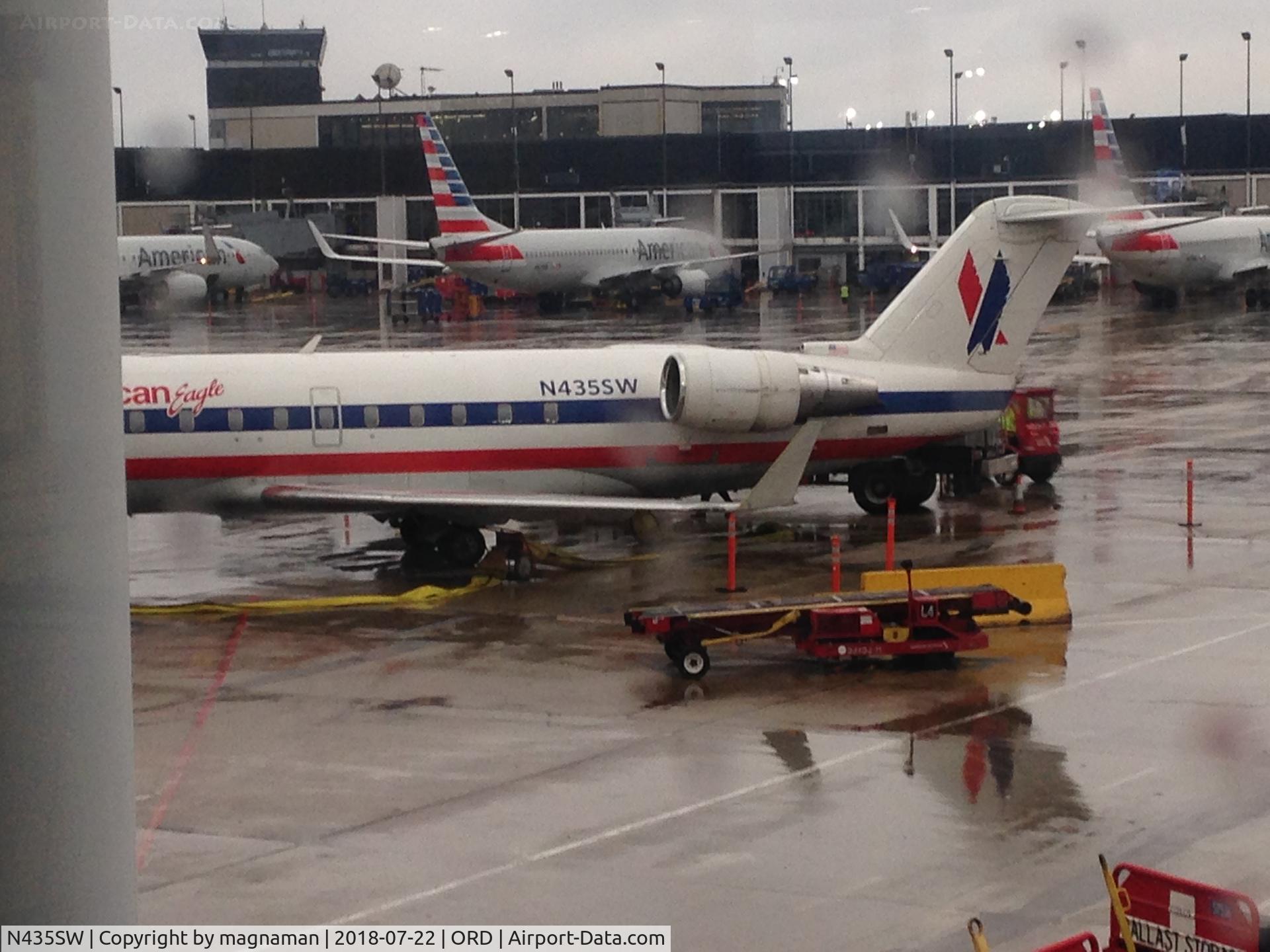 N435SW, 2001 Bombardier CRJ-200LR (CL-600-2B19) C/N 7555, wet chicago