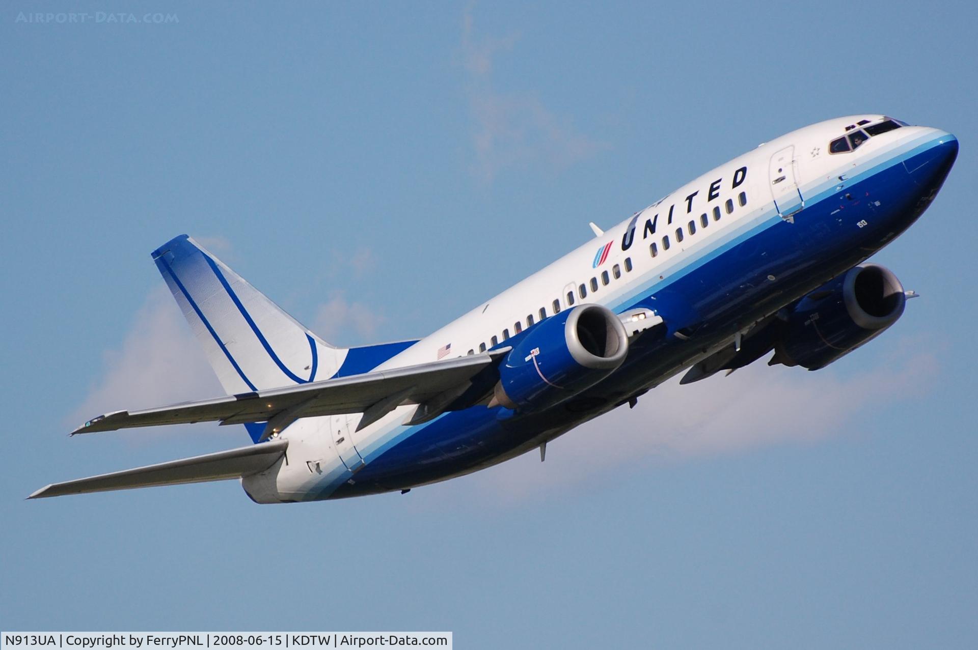 N913UA, 1991 Boeing 737-522 C/N 25291, United B735 lifting-off from DTW and banking.