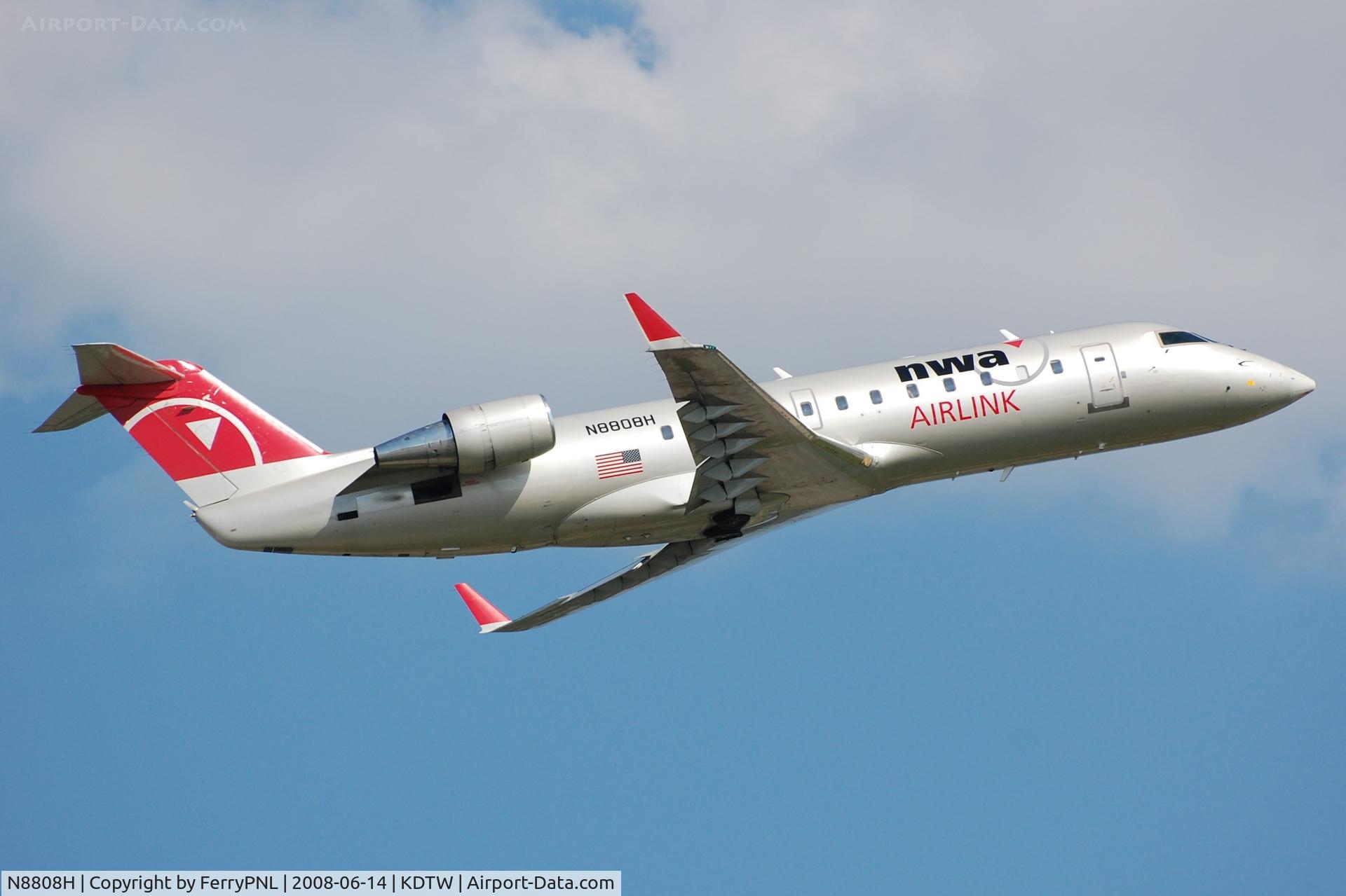 N8808H, 2003 Bombardier CRJ-200 (CL-600-2B19) C/N 7808, Northwest Airlink CL200 taking-off.