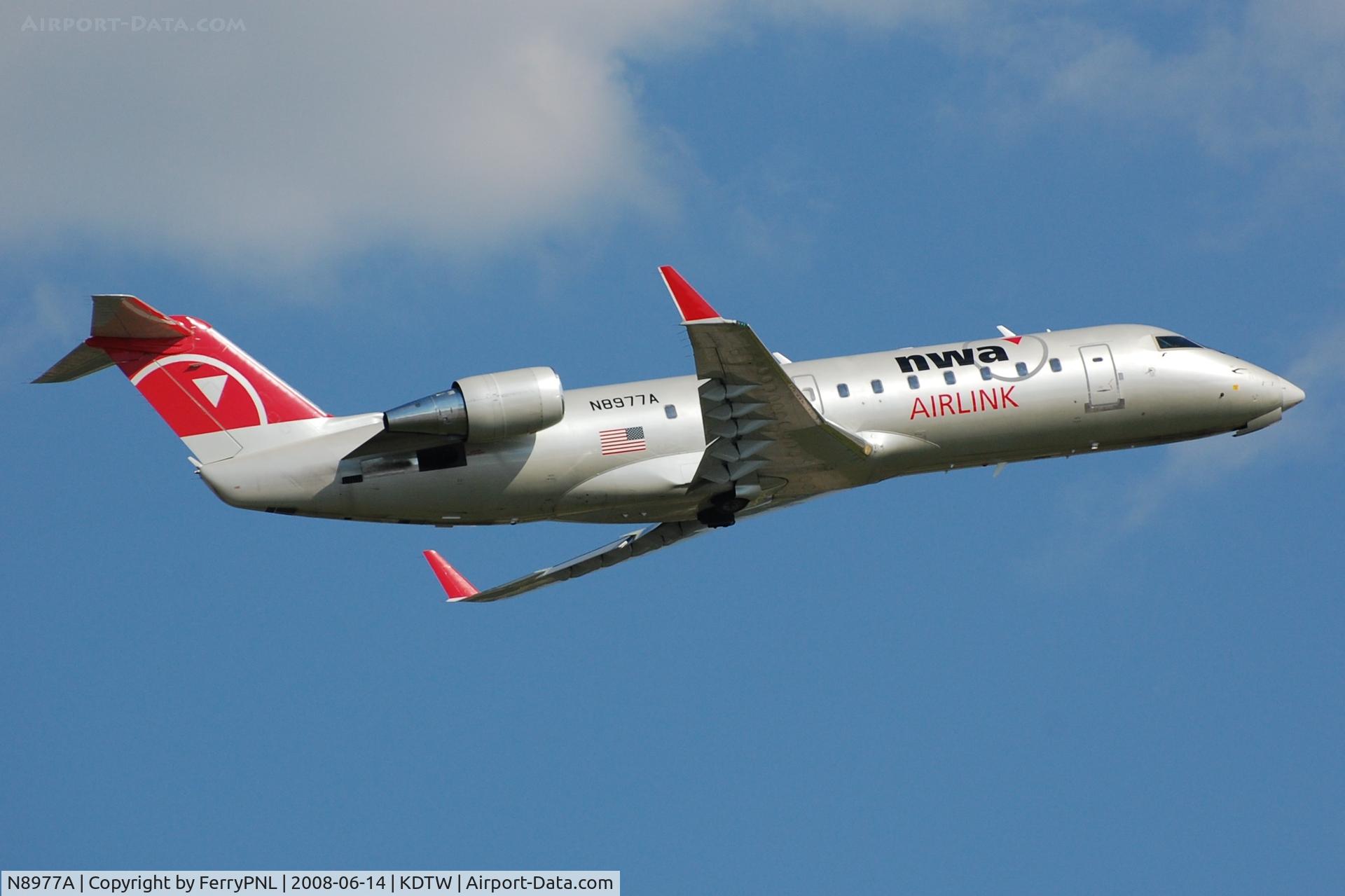 N8977A, 2004 Canadair CRJ-440 (CL-600-2B19) Regional Jet C/N 7977, Departure of NWA Airlink CL200