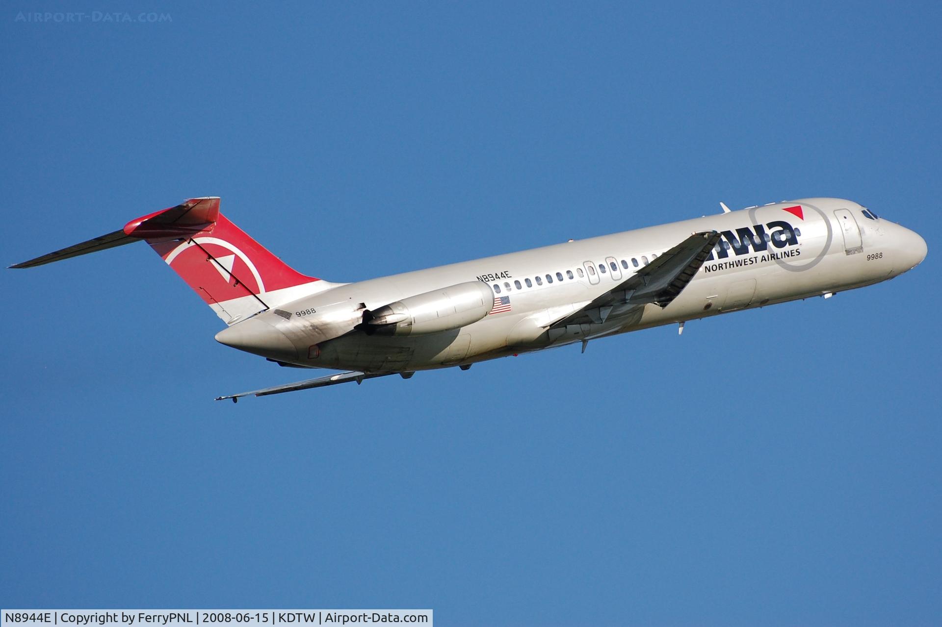 N8944E, 1968 Douglas DC-9-31 C/N 47167, Northwest DC-9-31 departing