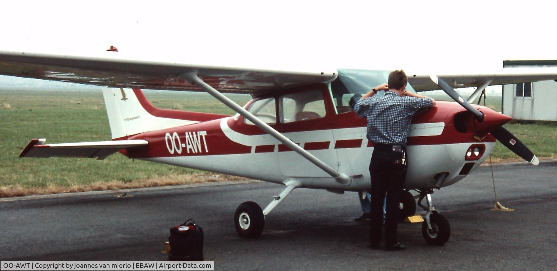 OO-AWT, 1975 Reims F172M II Skyhawk C/N 1236, EBAW'80s preflight check