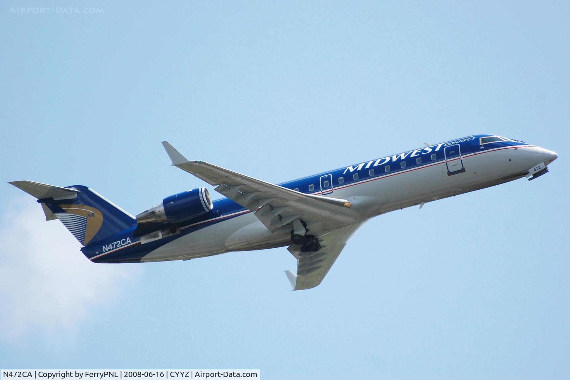N472CA, 2002 Bombardier CRJ-200ER (CL-600-2B19) C/N 7667, Midwest Express CL200 departing