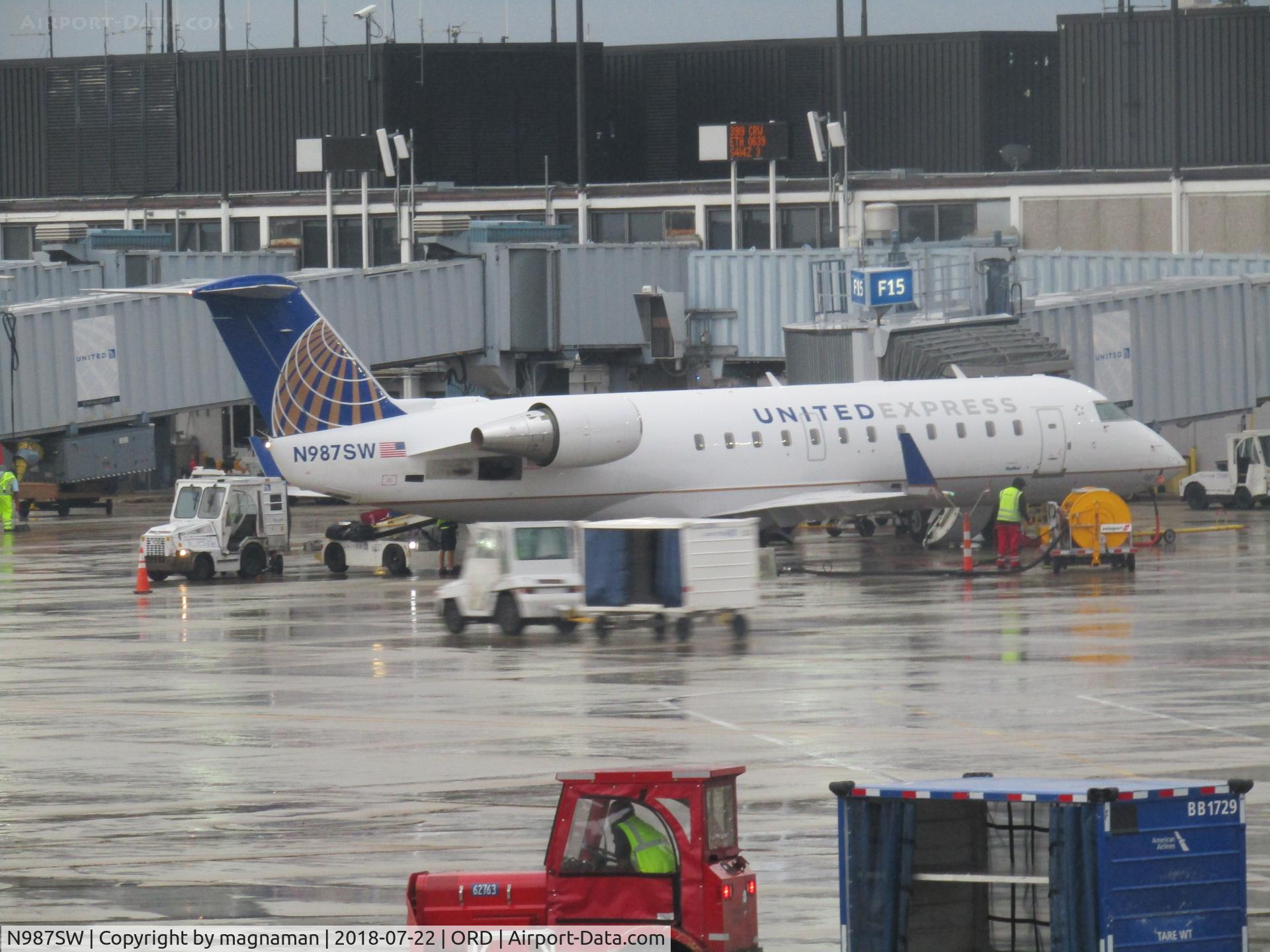 N987SW, 2000 Bombardier CRJ-200ER (CL-600-2B19) C/N 7395, at rainy chicago