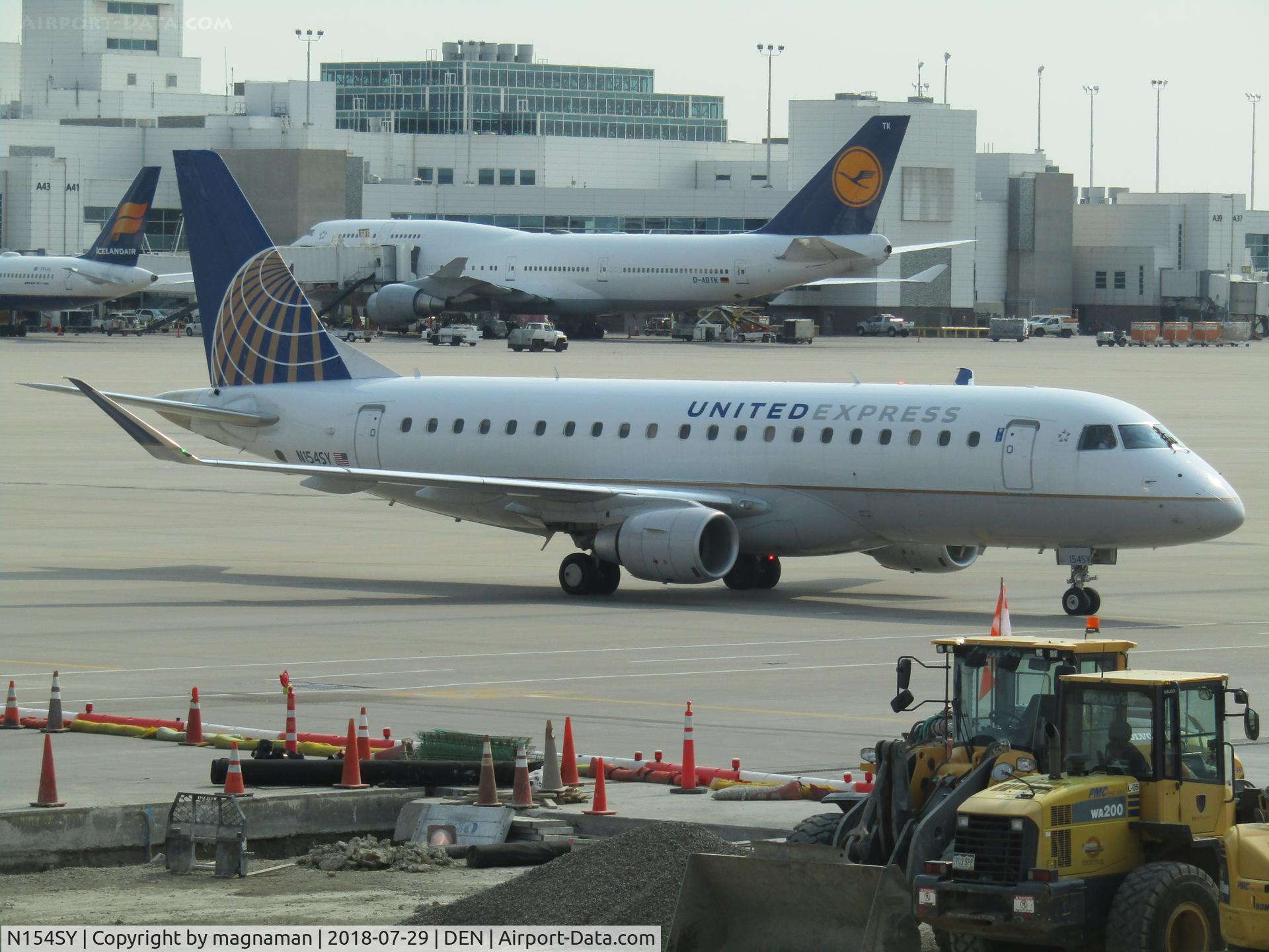 N154SY, 2016 Embraer 175LR (ERJ-170-200LR) C/N 17000556, taxying in at Den