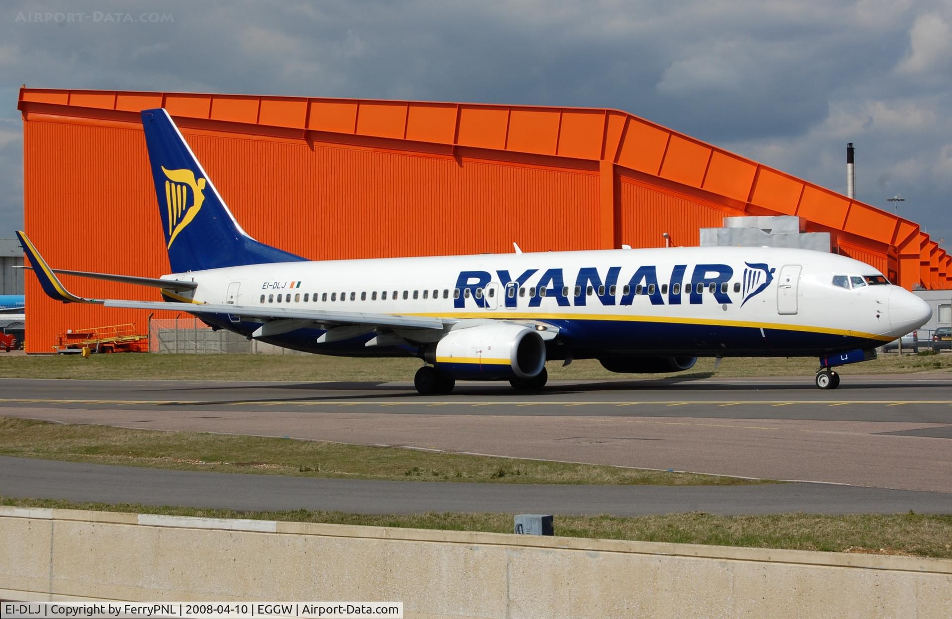 EI-DLJ, 2006 Boeing 737-8AS C/N 34177, Ryanair B738 about to cross the tunnel.