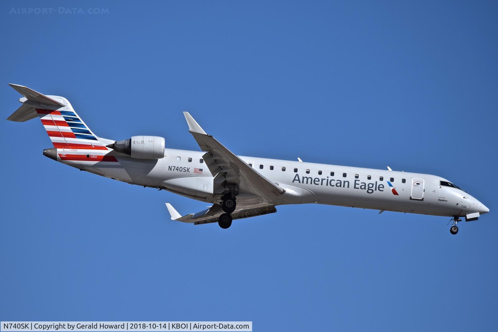 N740SK, 2005 Bombardier CRJ-701 (CL-600-2C10) Regional Jet C/N 10196, On approach to RWY 10L.