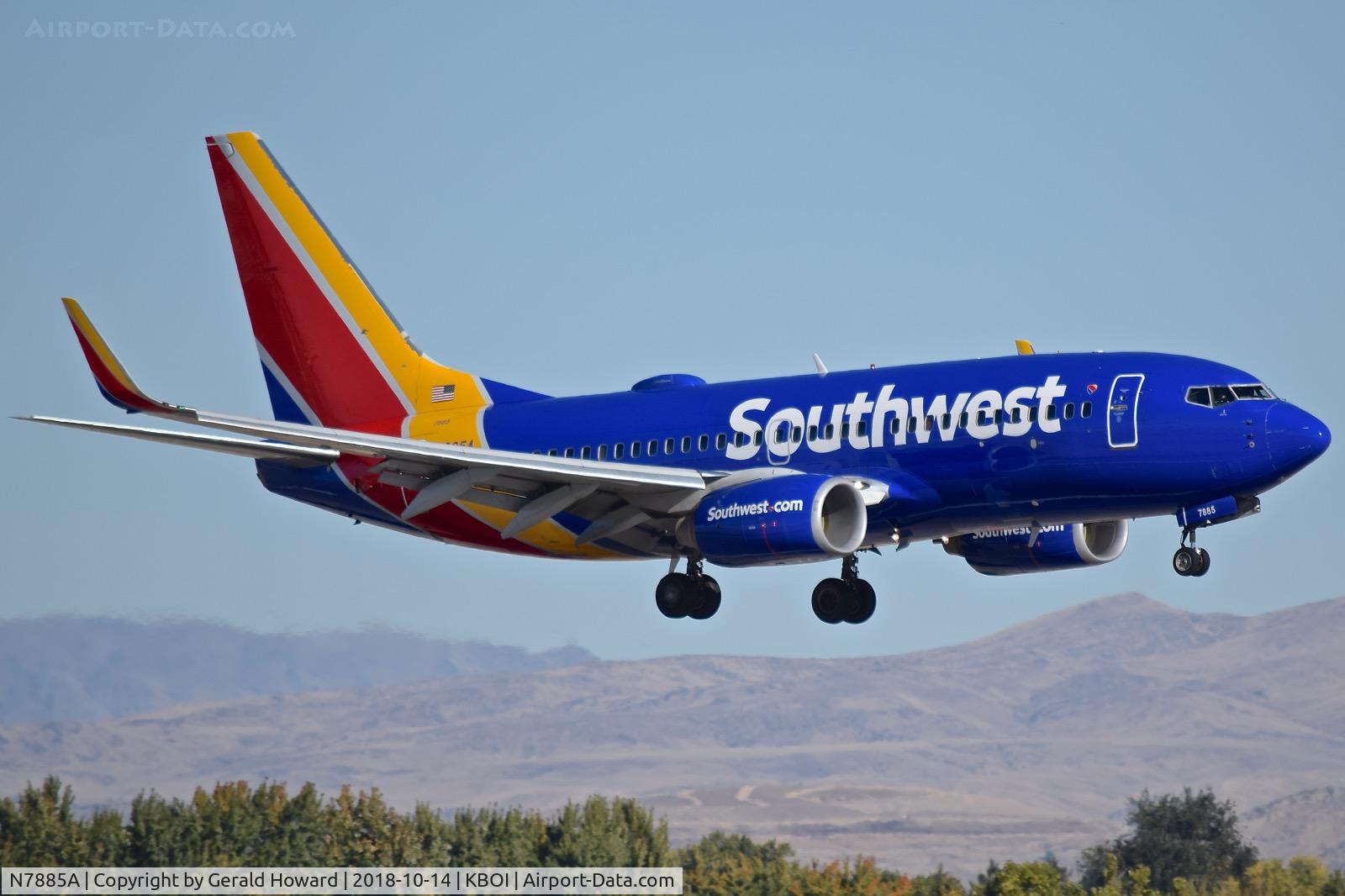 N7885A, 2002 Boeing 737-76N C/N 33379, Approach to RWY 10R.