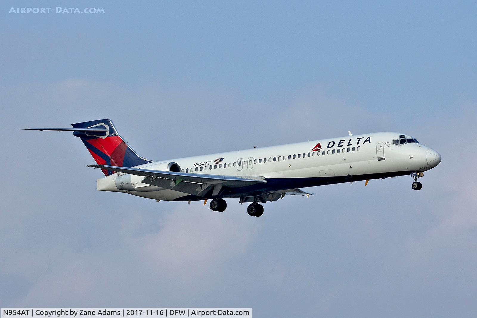 N954AT, 2000 Boeing 717-2BD C/N 55016, Landing at DFW Aiport