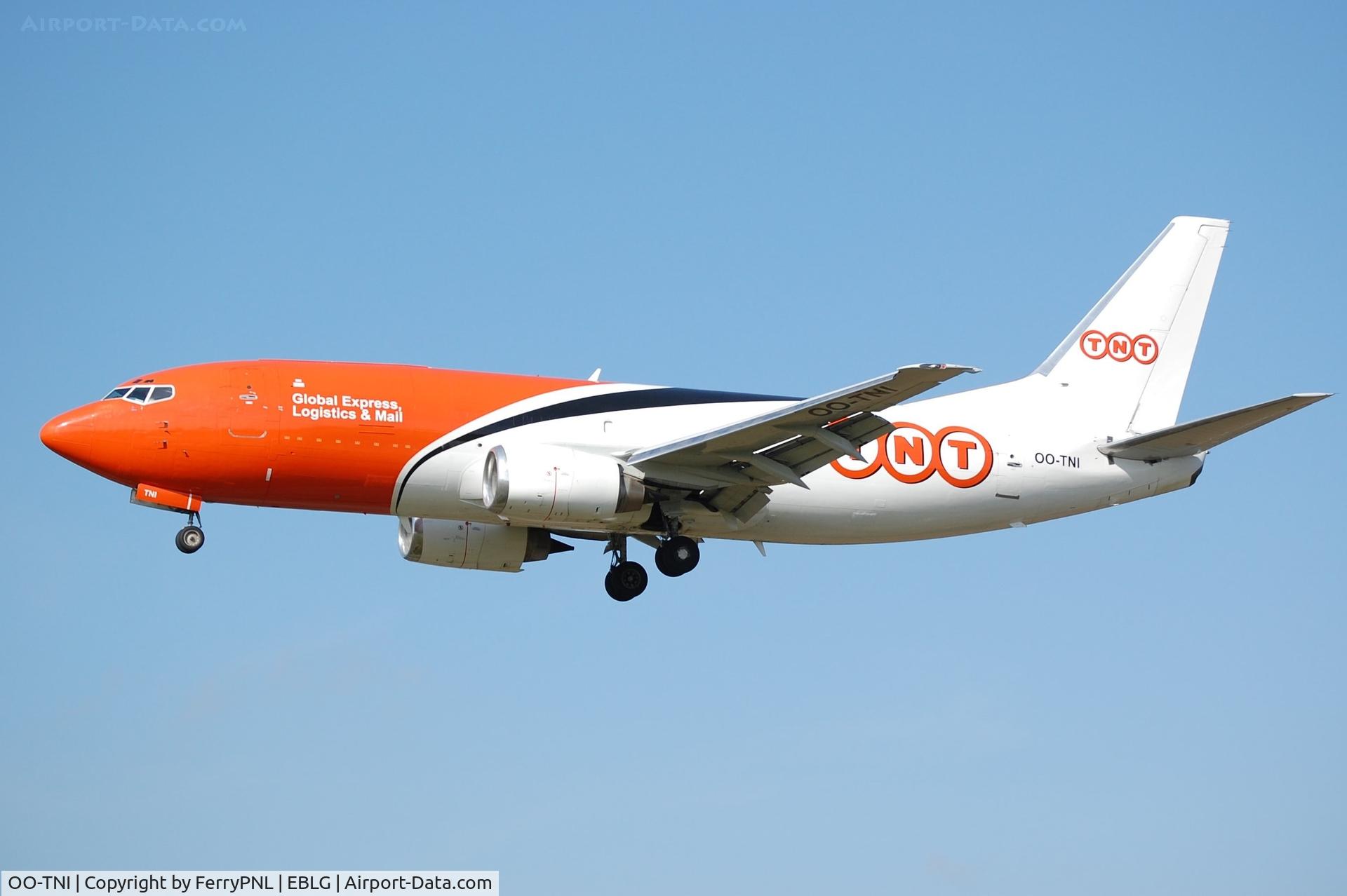 OO-TNI, 1986 Boeing 737-301 C/N 23512, TNT B733F landing