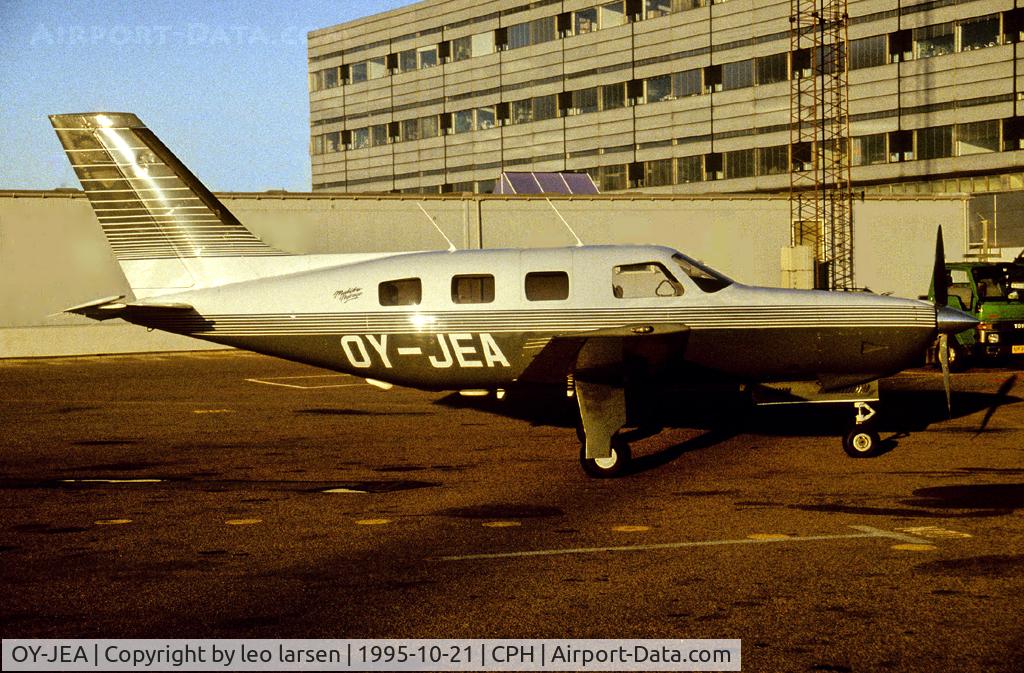OY-JEA, 1989 Piper PA-46-350P Malibu Mirage C/N 4622045, Copenhagen 21.10.1995