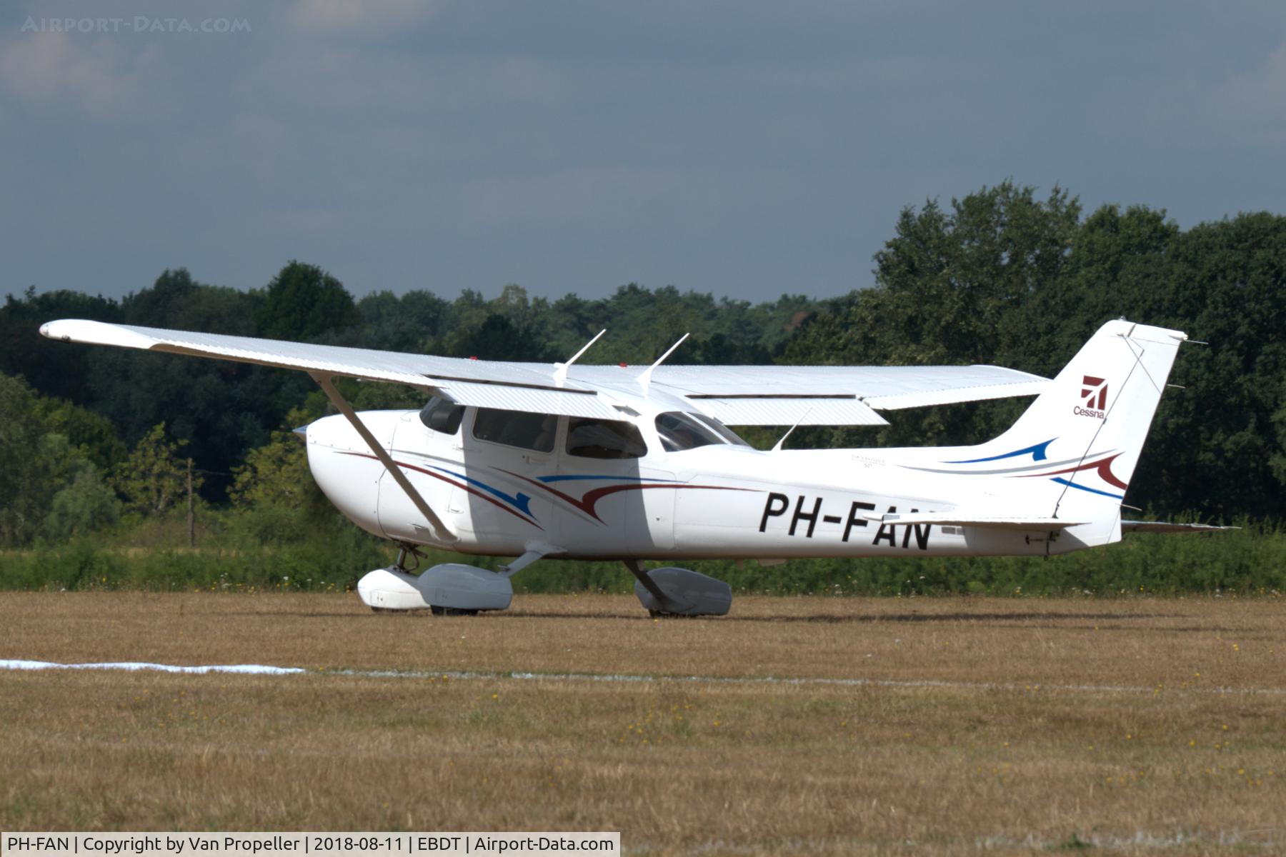 PH-FAN, 2012 Cessna 172S C/N 172S11185, Cessna 172S Skyhawk SP landing at Schaffen-Diest old timer fly-in 2018