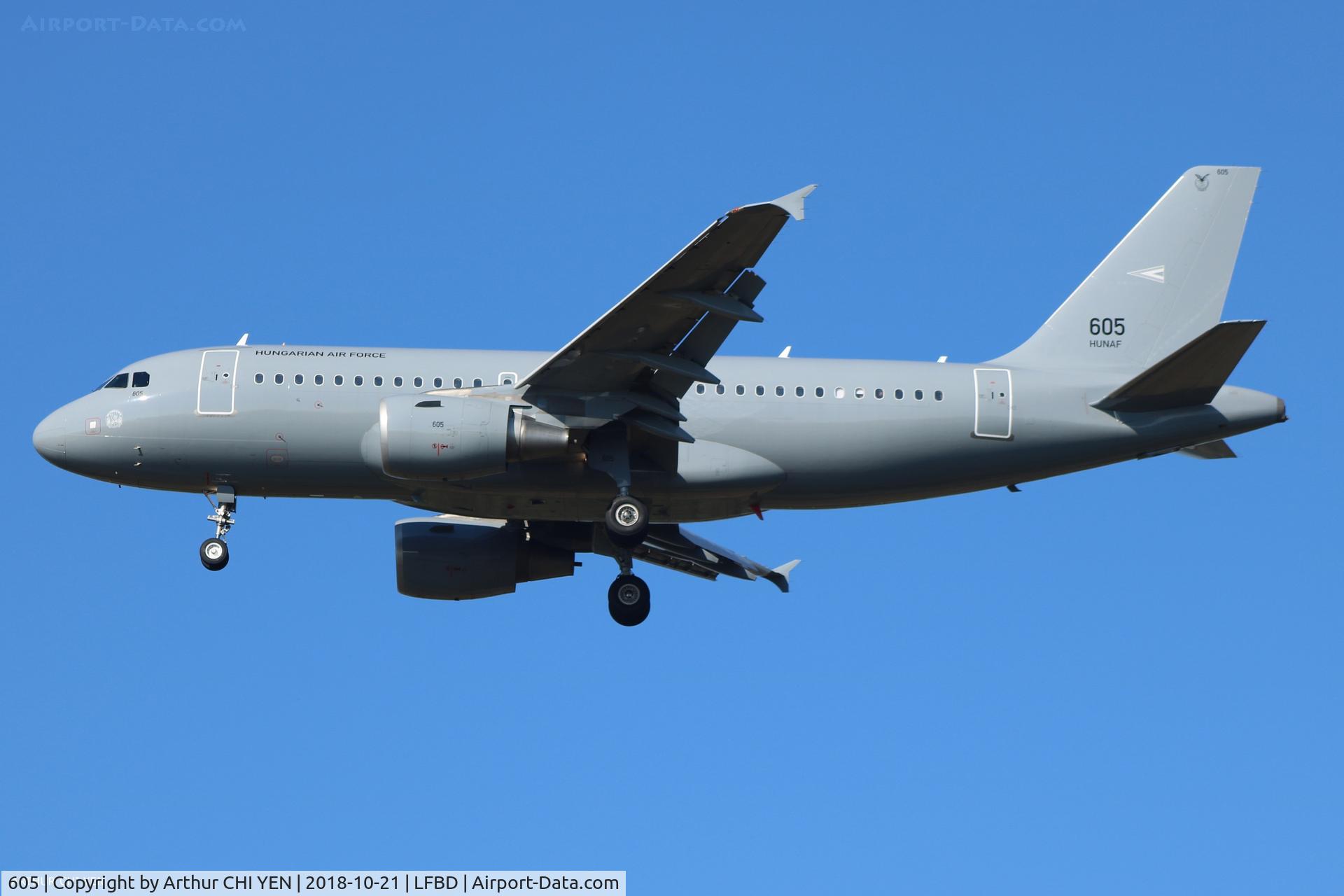 605, 2009 Airbus A319-112 C/N 3865, HUNAF on final approach runway 23 at BOD.