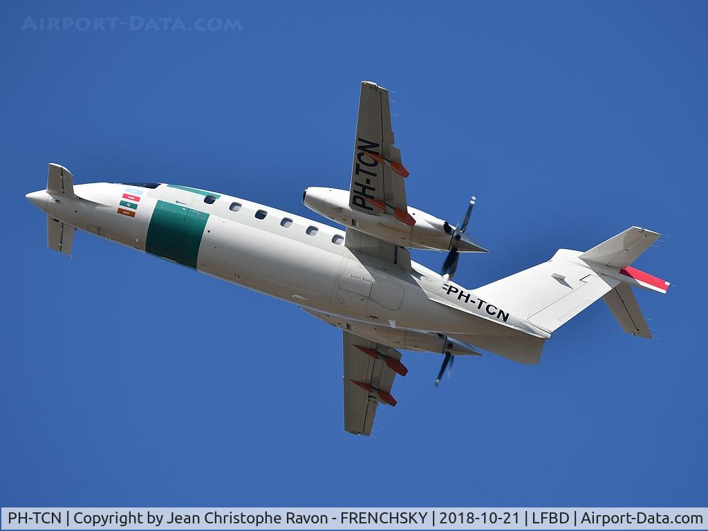 PH-TCN, 2004 Piaggio P-180 Avanti C/N 1089, Avanti take off runway 23