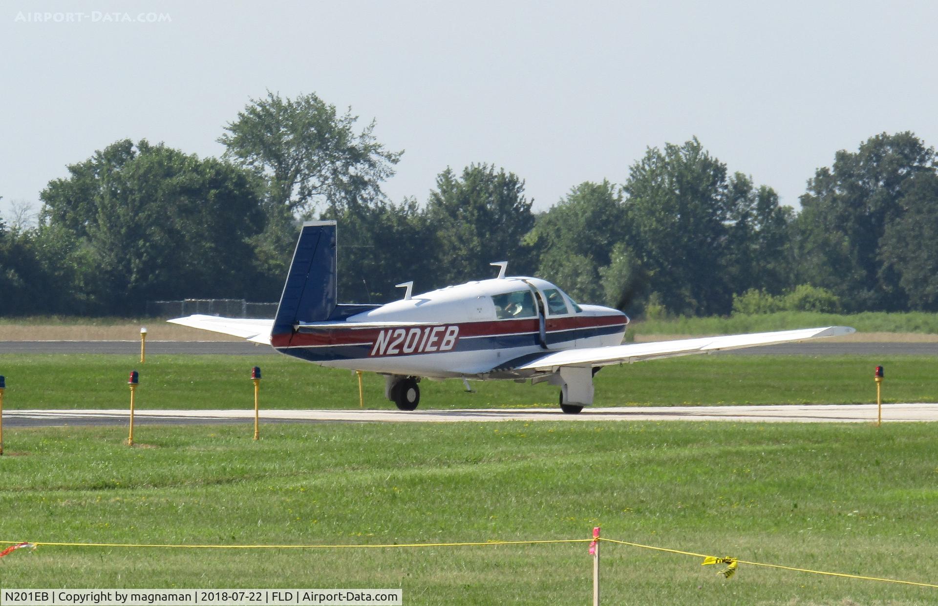 N201EB, 1977 Mooney M20J 201 C/N 24-0112, taxying at FLD
