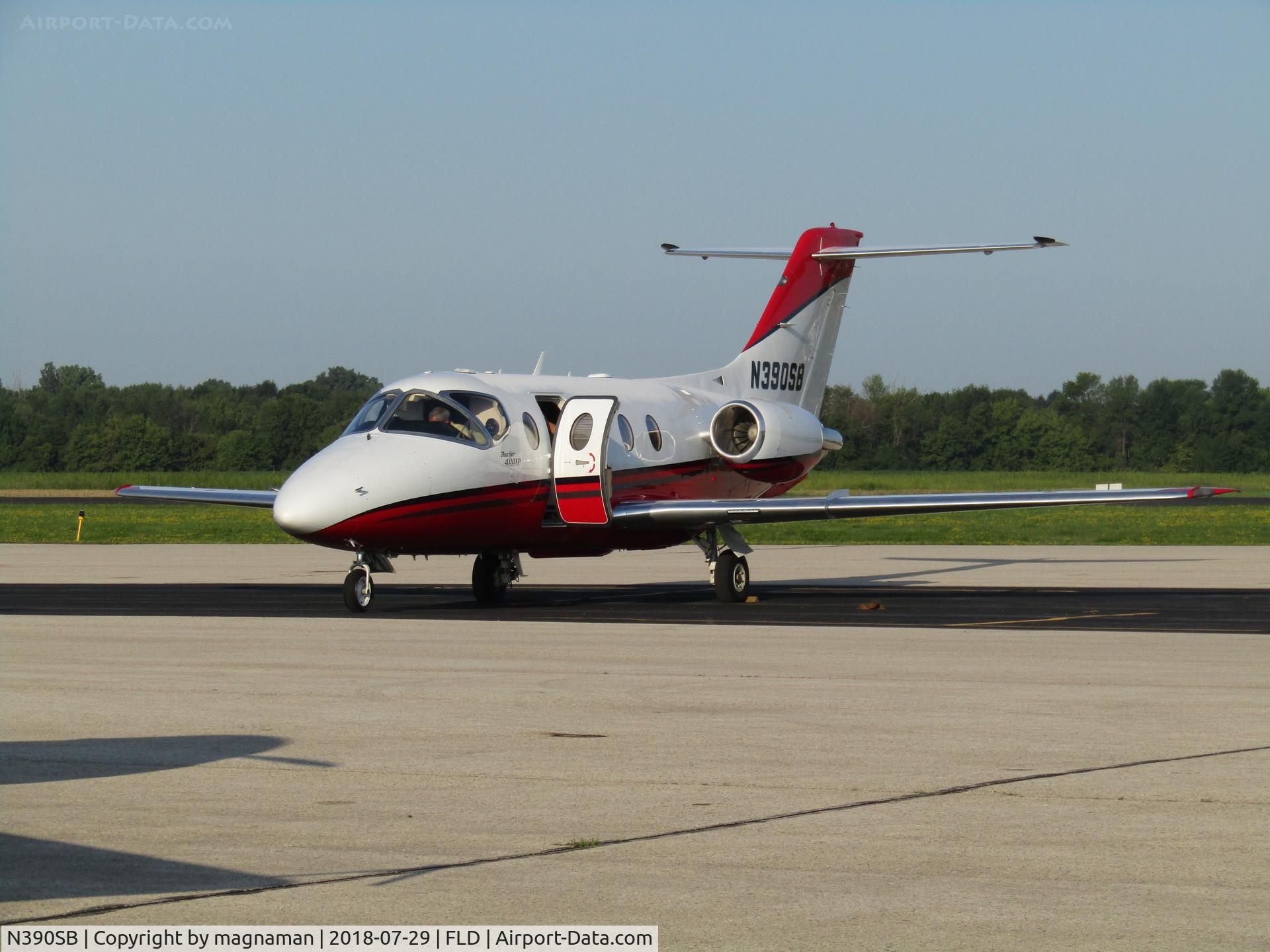 N390SB, Raytheon Aircraft Company 400A C/N RK-390, about to leave FLD