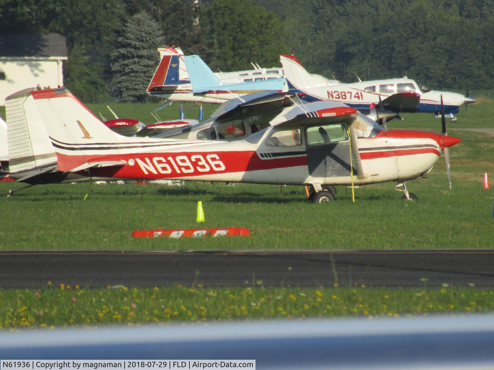 N61936, 1975 Cessna 172M C/N 17264897, with others at FLD