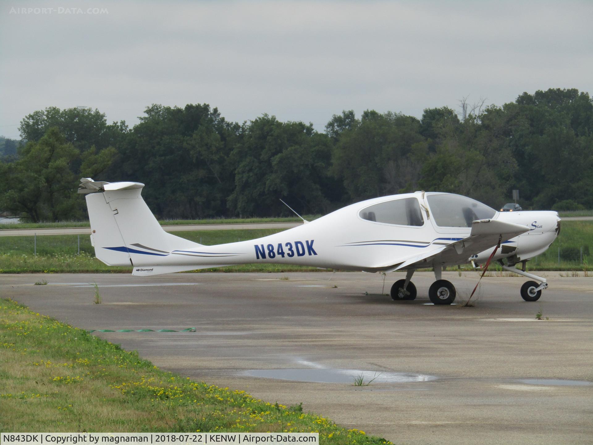 N843DK, 2001 Diamond DA-40 Diamond Star C/N 40036, oops - stuck out on own at Kenosha