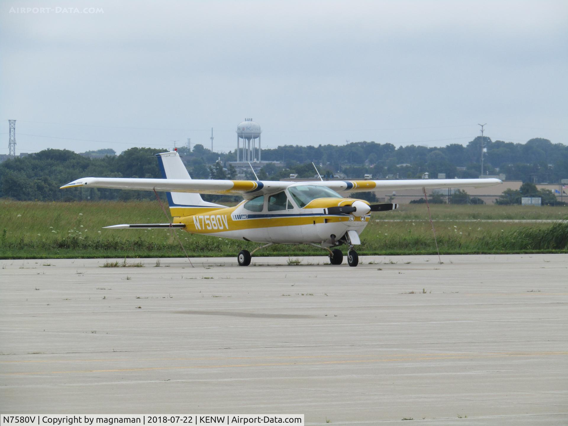 N7580V, 1976 Cessna 177RG Cardinal C/N 177RG0871, on apron at kenosha