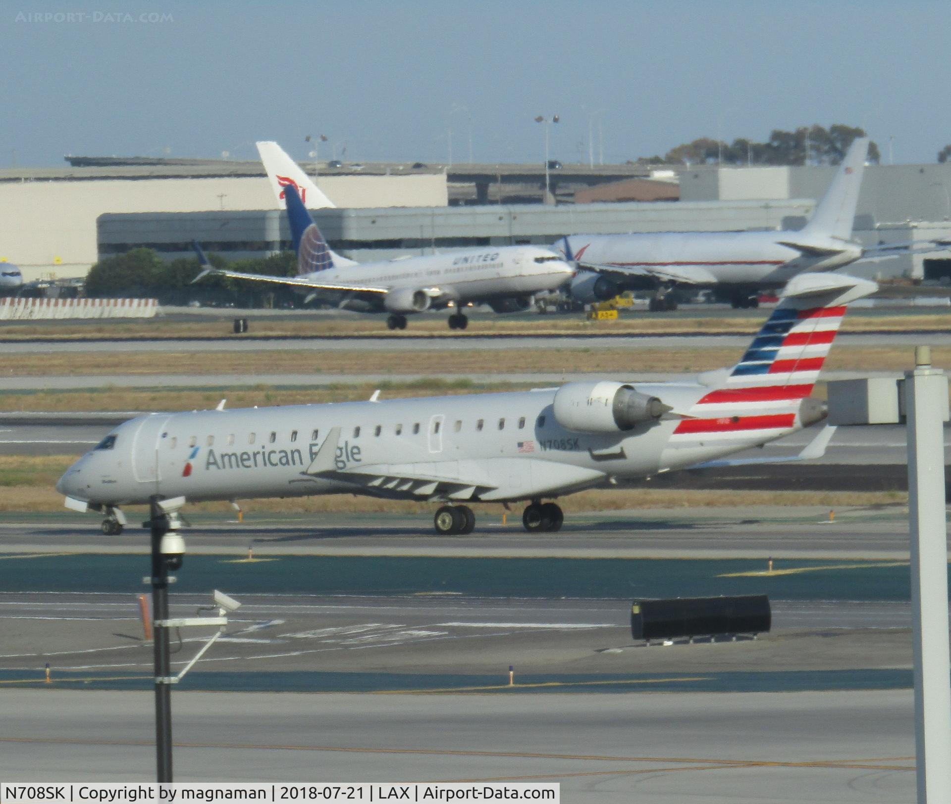 N708SK, 2004 Bombardier CRJ-701ER (CL-600-2C10) Regional Jet C/N 10156, leaving LA