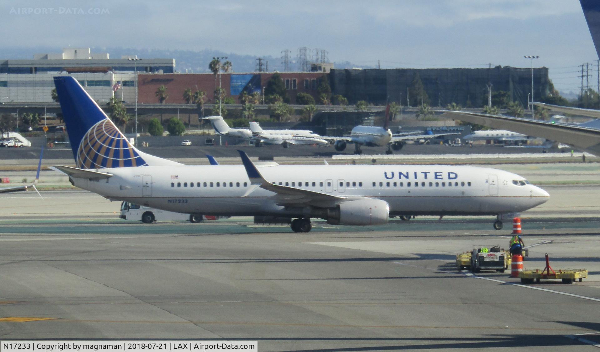 N17233, 1999 Boeing 737-824 C/N 28943, on apron at LAX