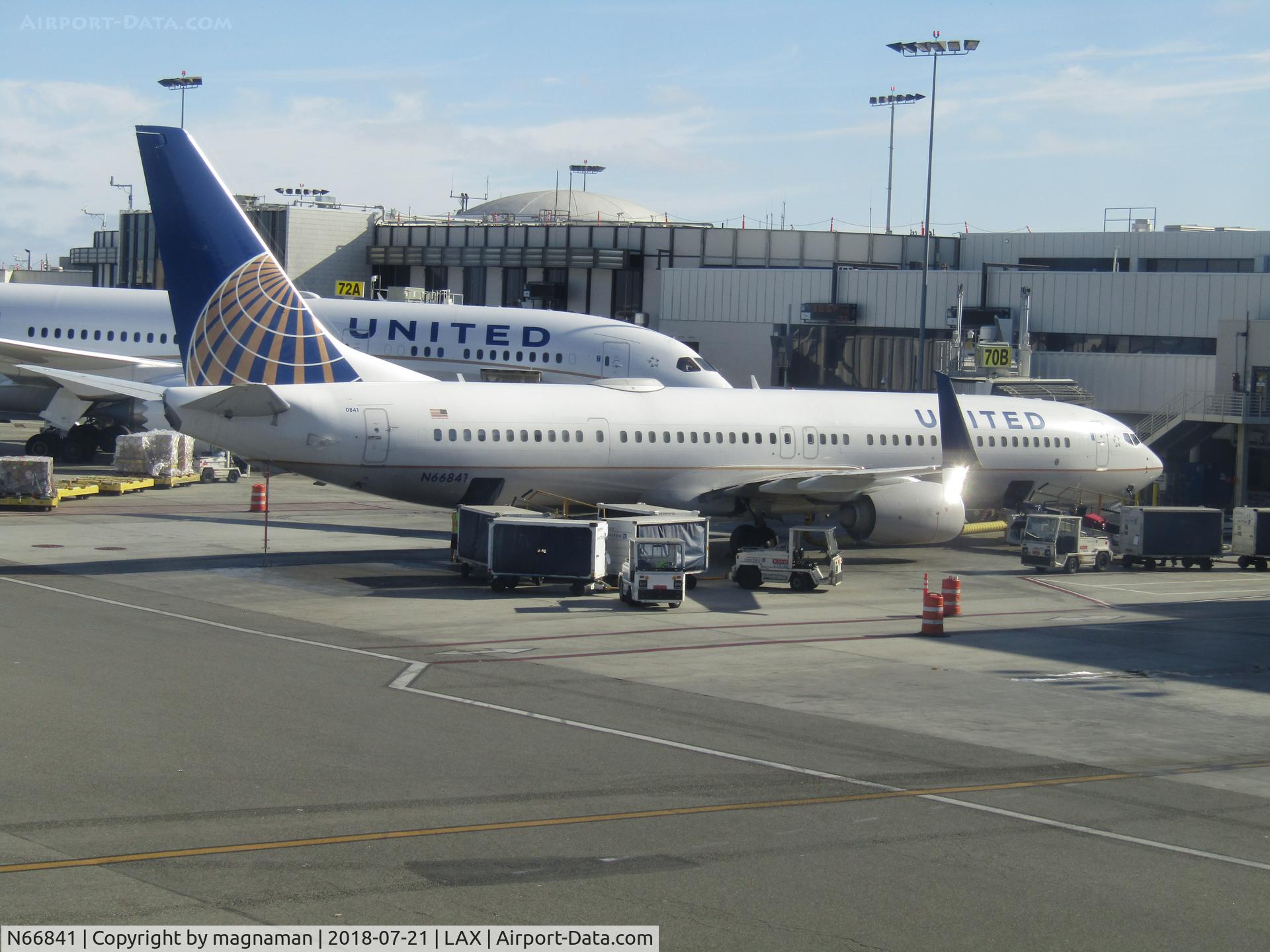 N66841, 2015 Boeing 737-924/ER C/N 42182, on stand at LAX
