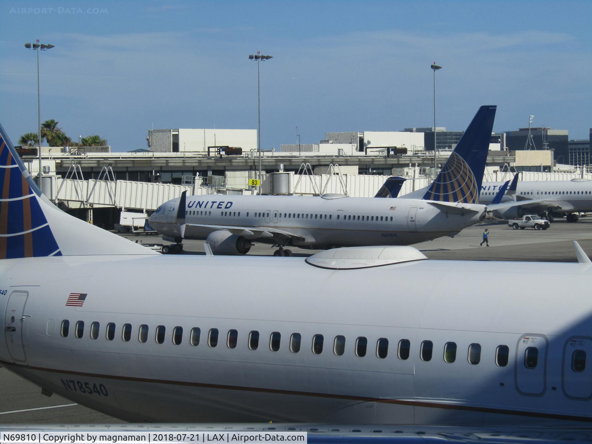 N69810, 2013 Boeing 737-924/ER C/N 42744, busy stands at LA