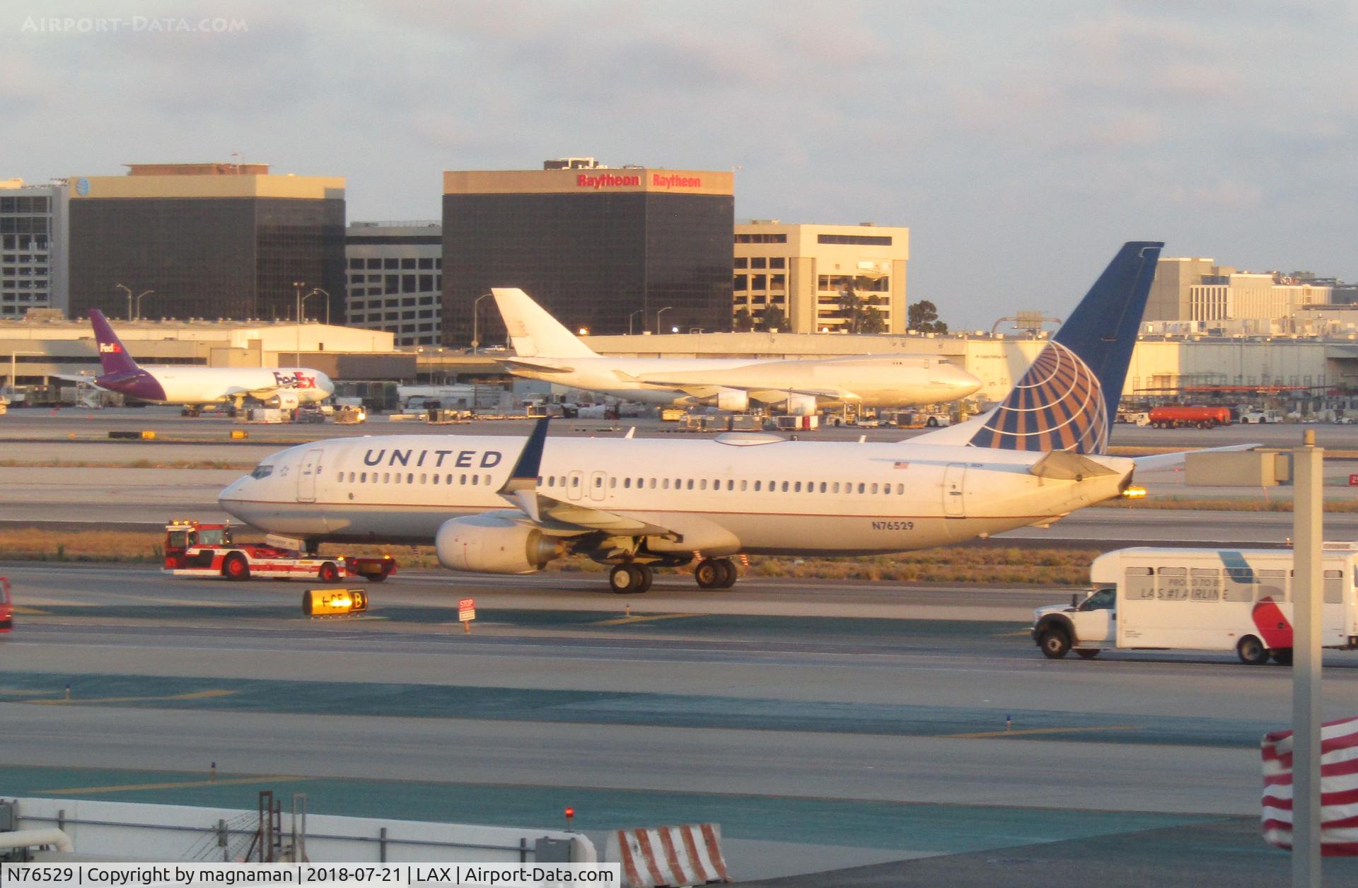 N76529, 2010 Boeing 737-824 C/N 31652, taxying out at dusk at LA