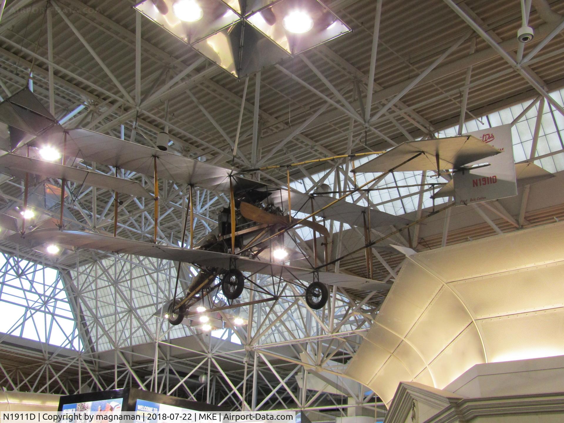 N1911D, 1974 Curtiss Pusher E8-90 Replica C/N C3, terminal distraction