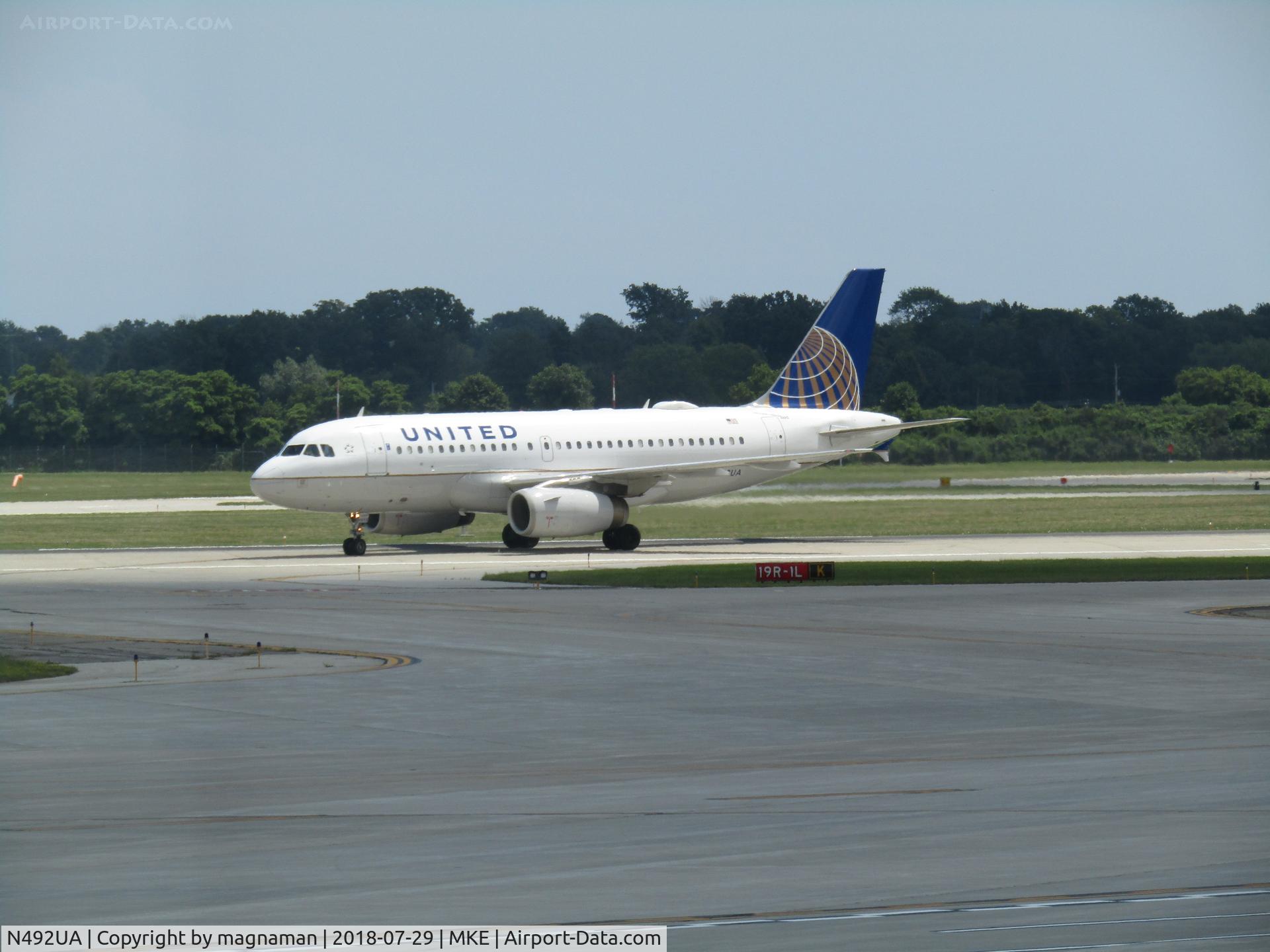 N492UA, 2002 Airbus A320-232 C/N 1755, taxying to ggate