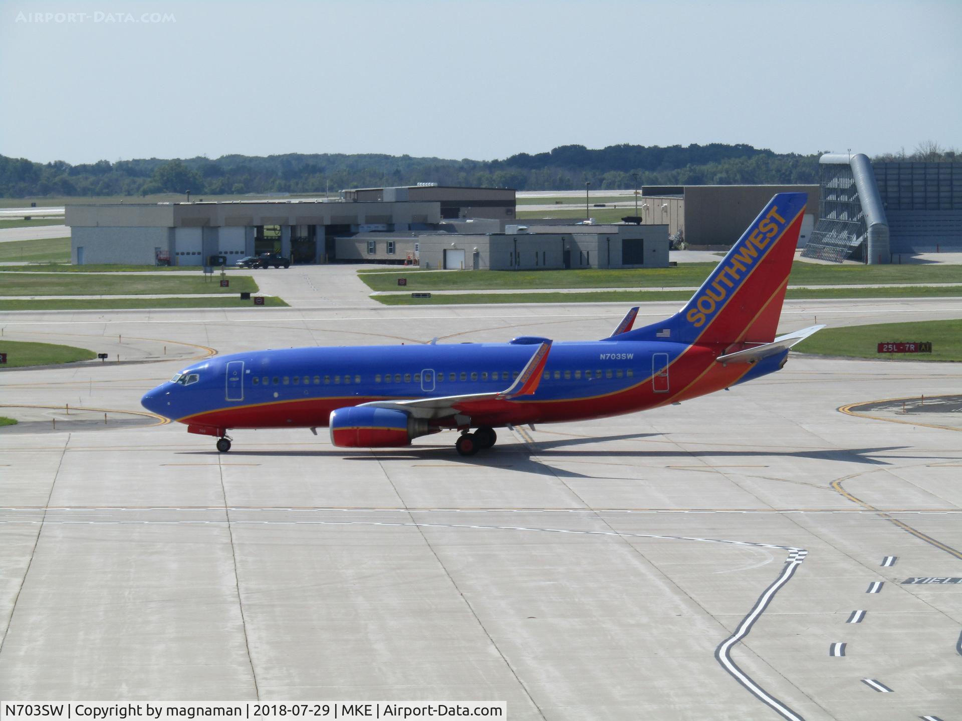 N703SW, 1997 Boeing 737-7H4 C/N 27837, coming in to apron
