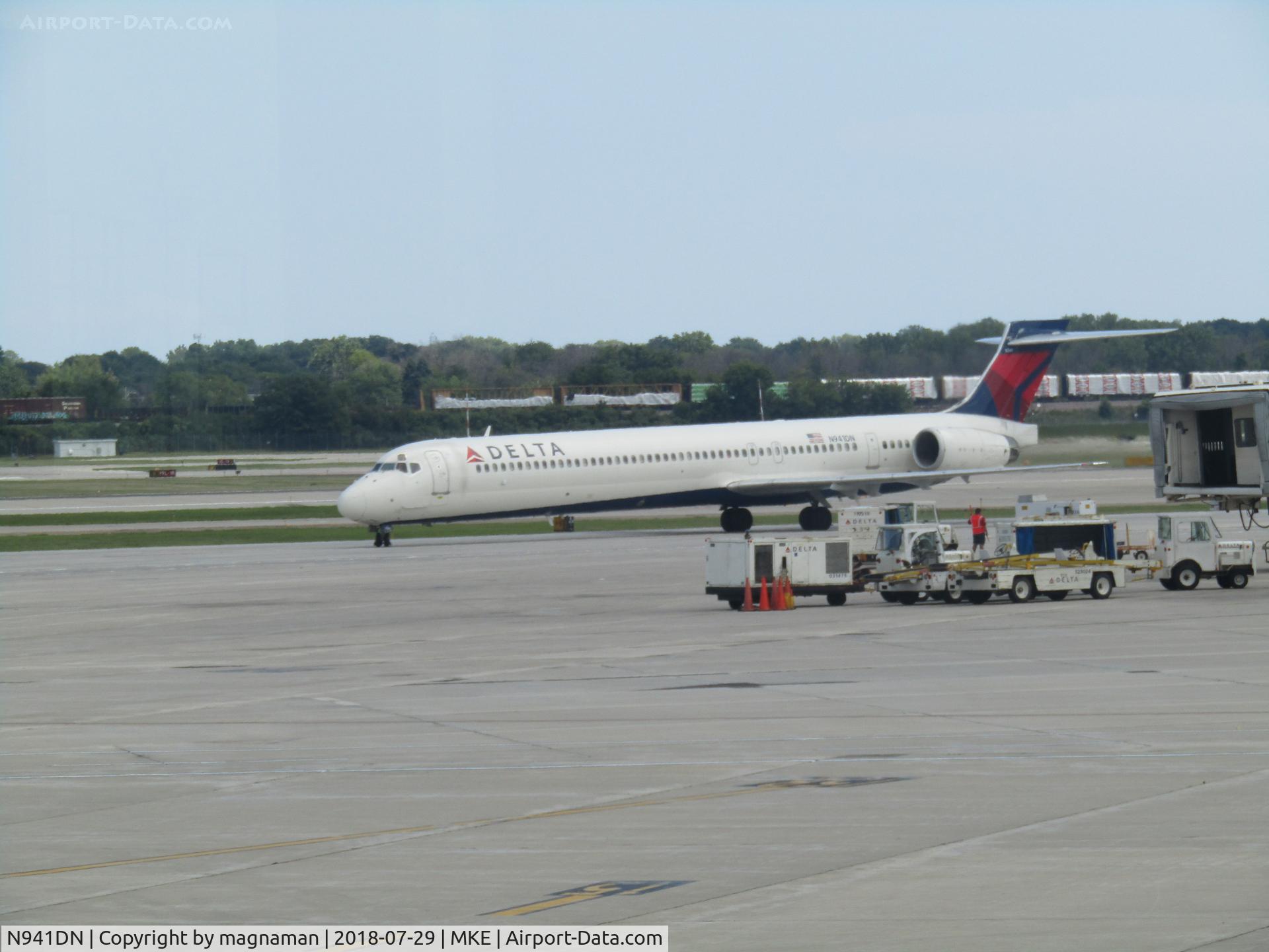 N941DN, 1997 McDonnell Douglas MD-90-30 C/N 53555, long jet at MKE