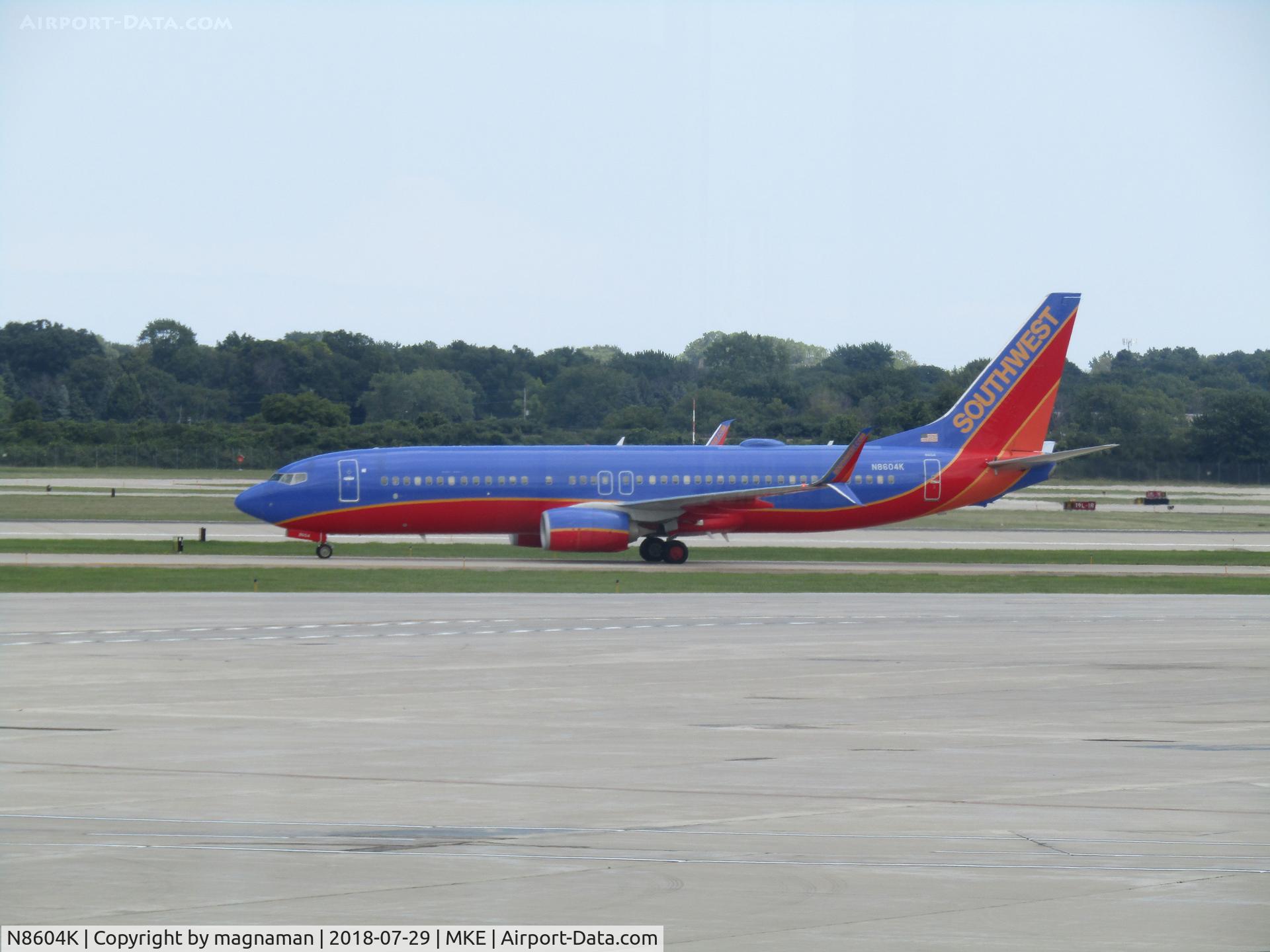 N8604K, 2012 Boeing 737-8H4 C/N 39883, arriving at MKE