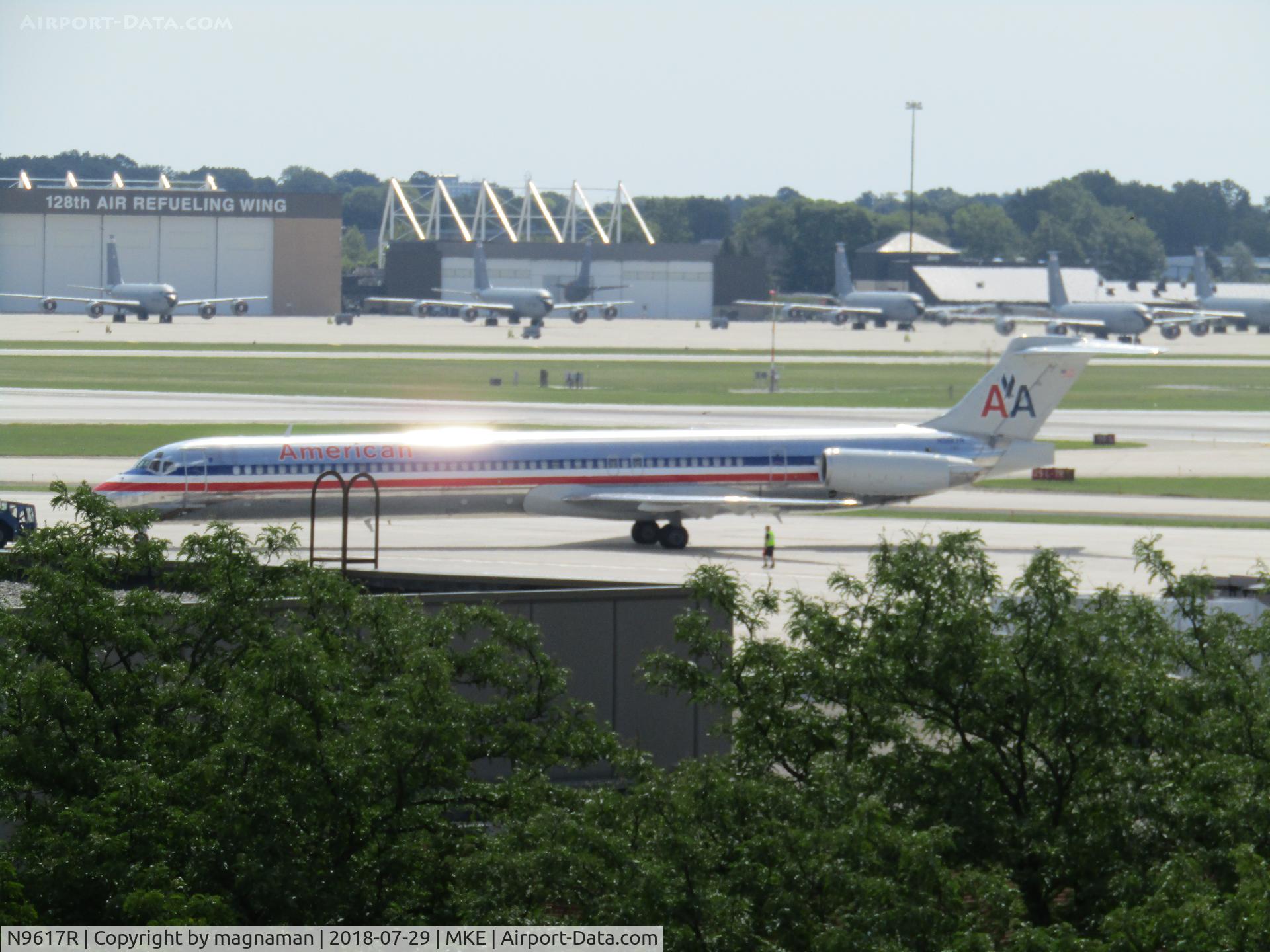 N9617R, 1997 McDonnell Douglas MD-83 (DC-9-83) C/N 53564, coming onto stand