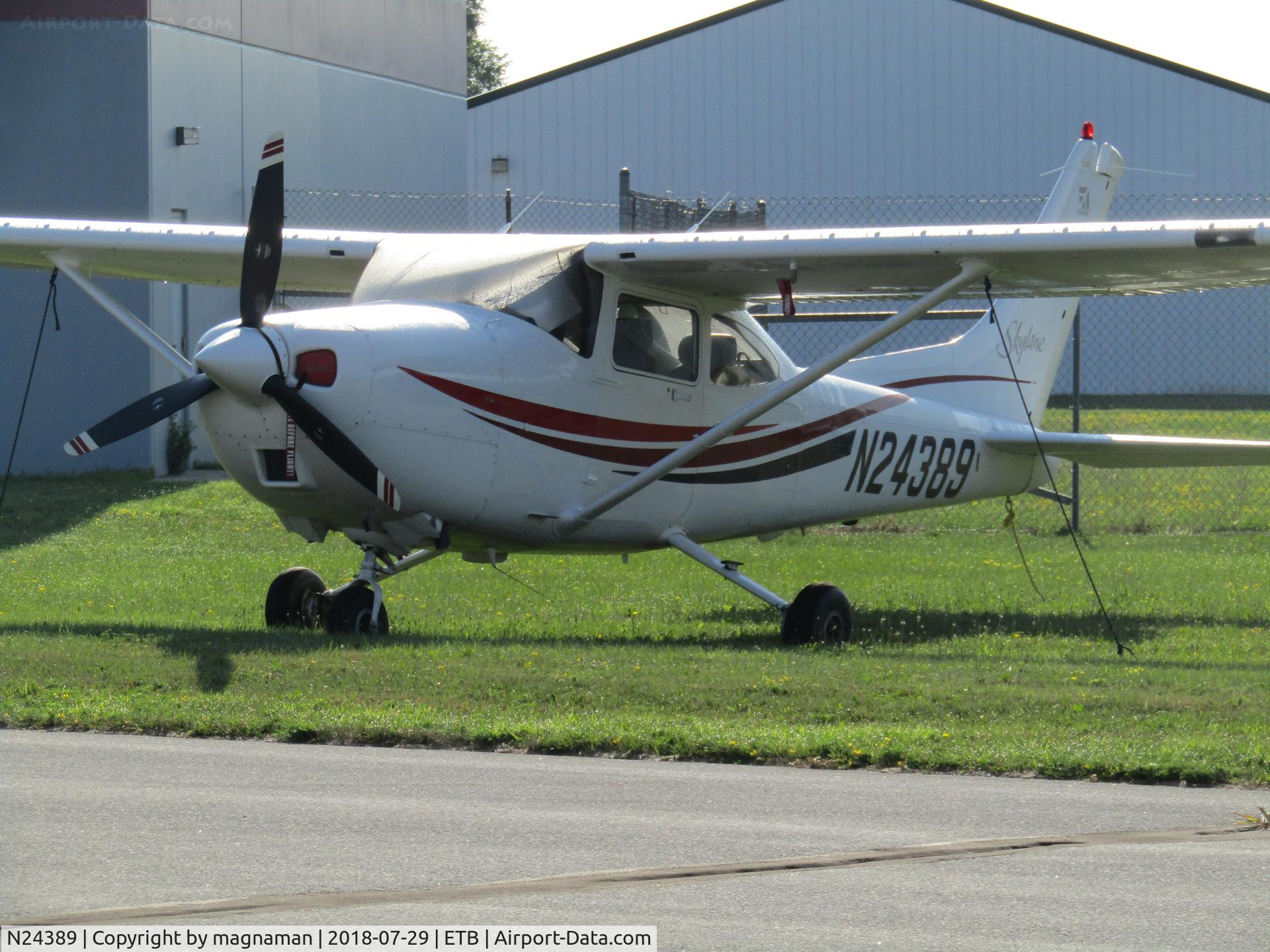 N24389, 2000 Cessna 182S Skylane C/N 18280708, on side apron at West Bend