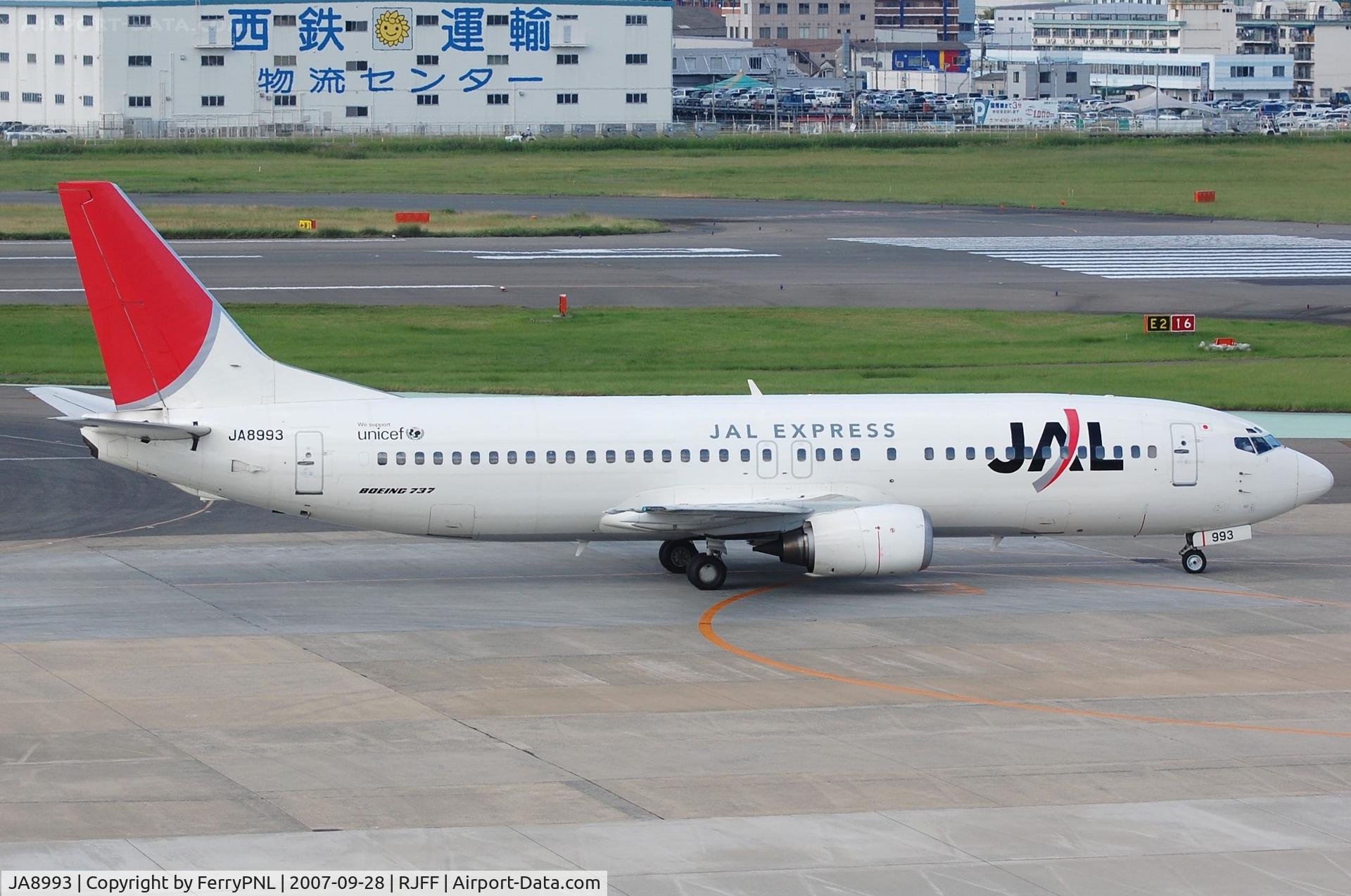 JA8993, 1996 Boeing 737-446 C/N 28087, JAL B734 taxies in Fukuoka