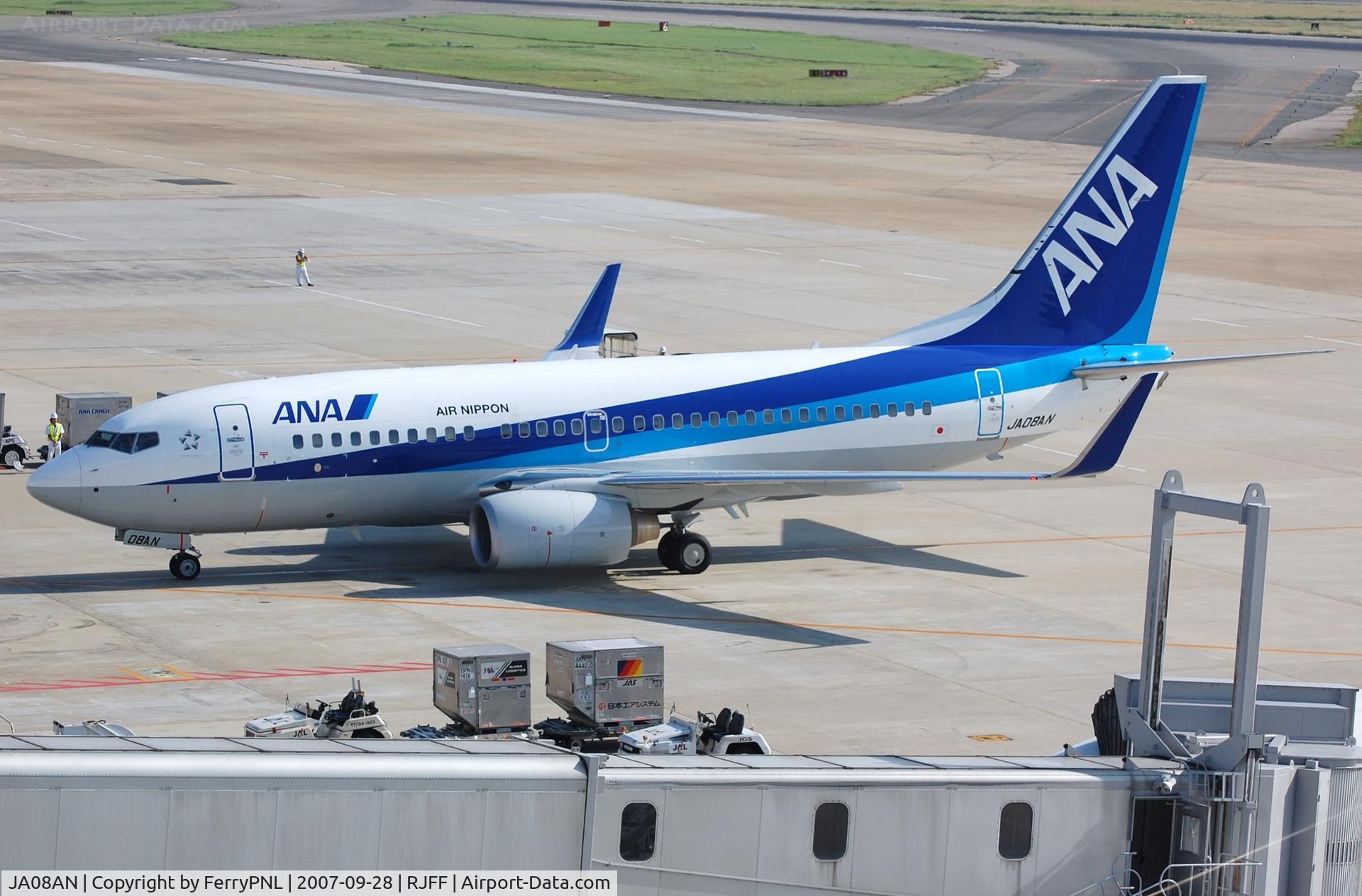JA08AN, 2006 Boeing 737-781 C/N 33877, ANA B737 finding its gate in FUK.