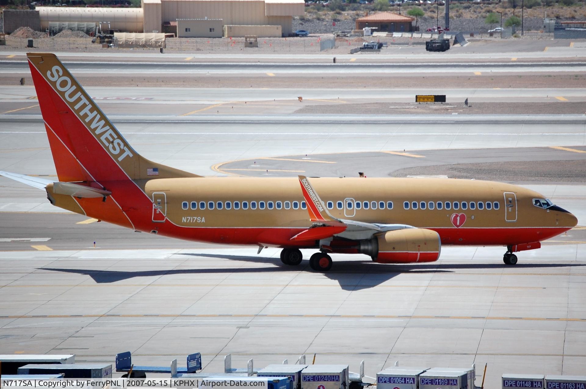 N717SA, 1998 Boeing 737-7H4 C/N 27851, Southwest B737 in its original paint job.