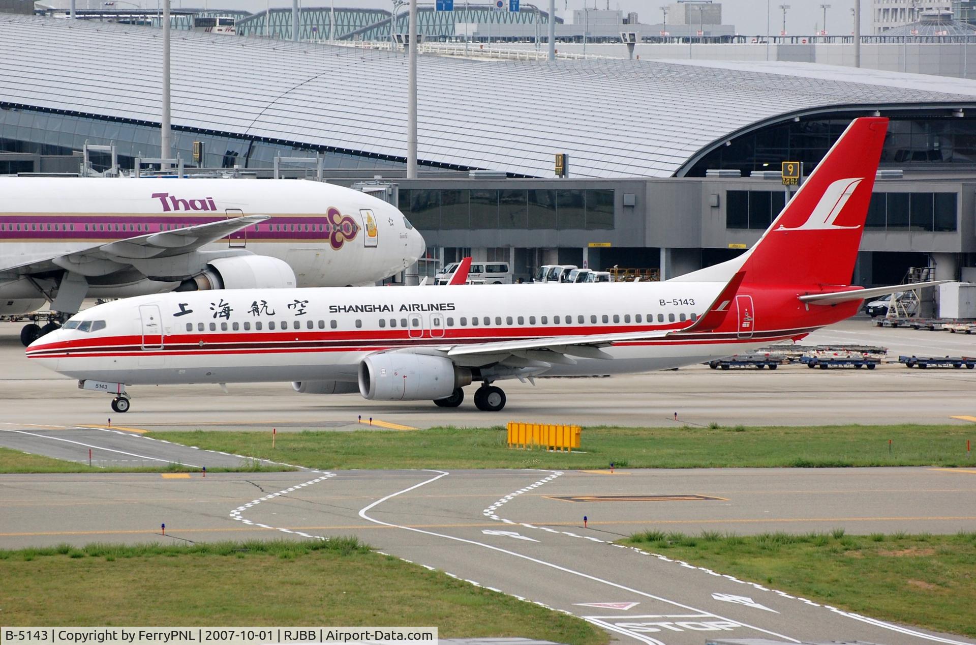 B-5143, 2006 Boeing 737-86N C/N 32691, Shanghai B738 taxying for departure
