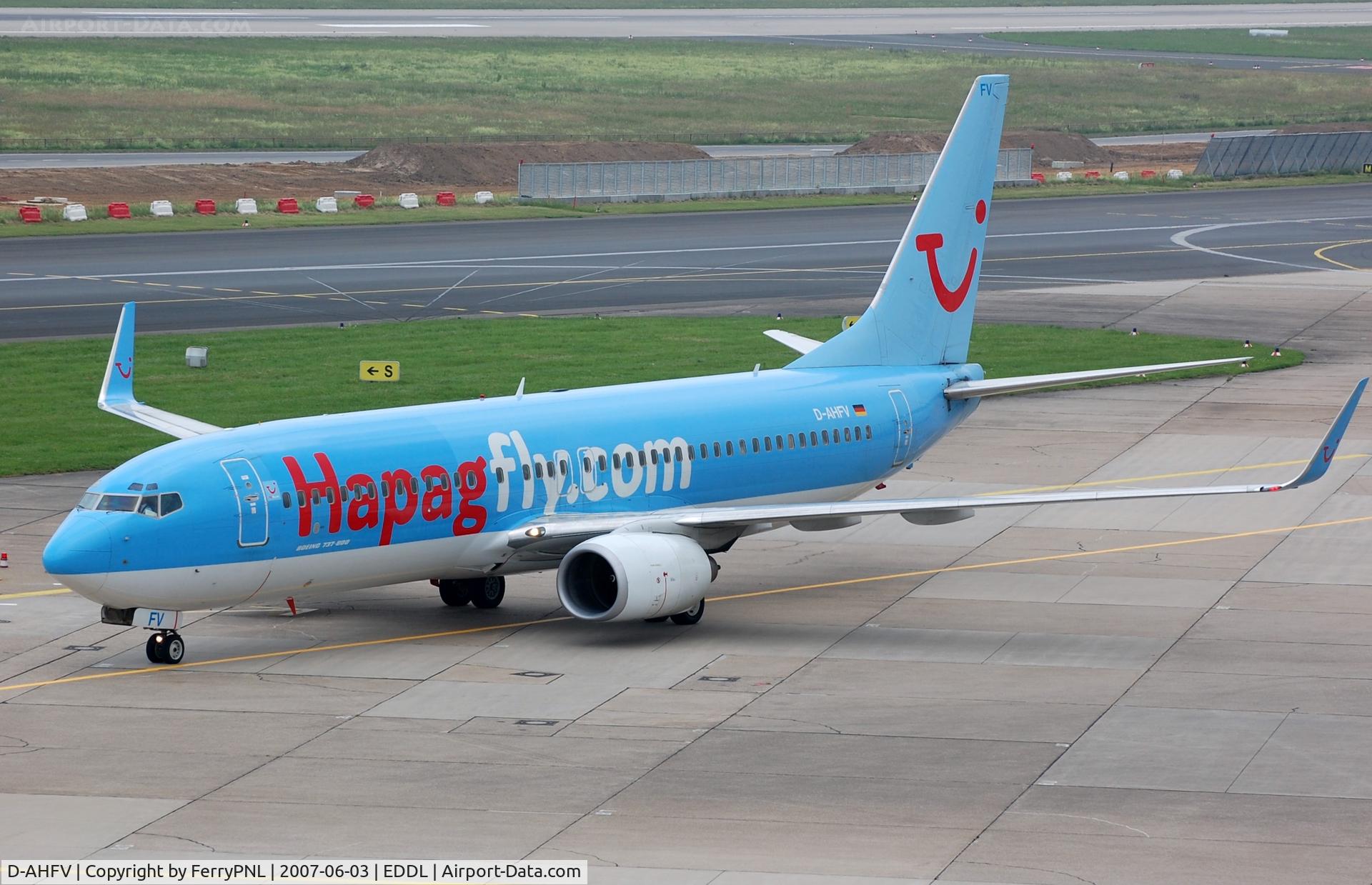 D-AHFV, 2000 Boeing 737-8K5 C/N 30415, Arrival of Hapagfly B738 at its gate.