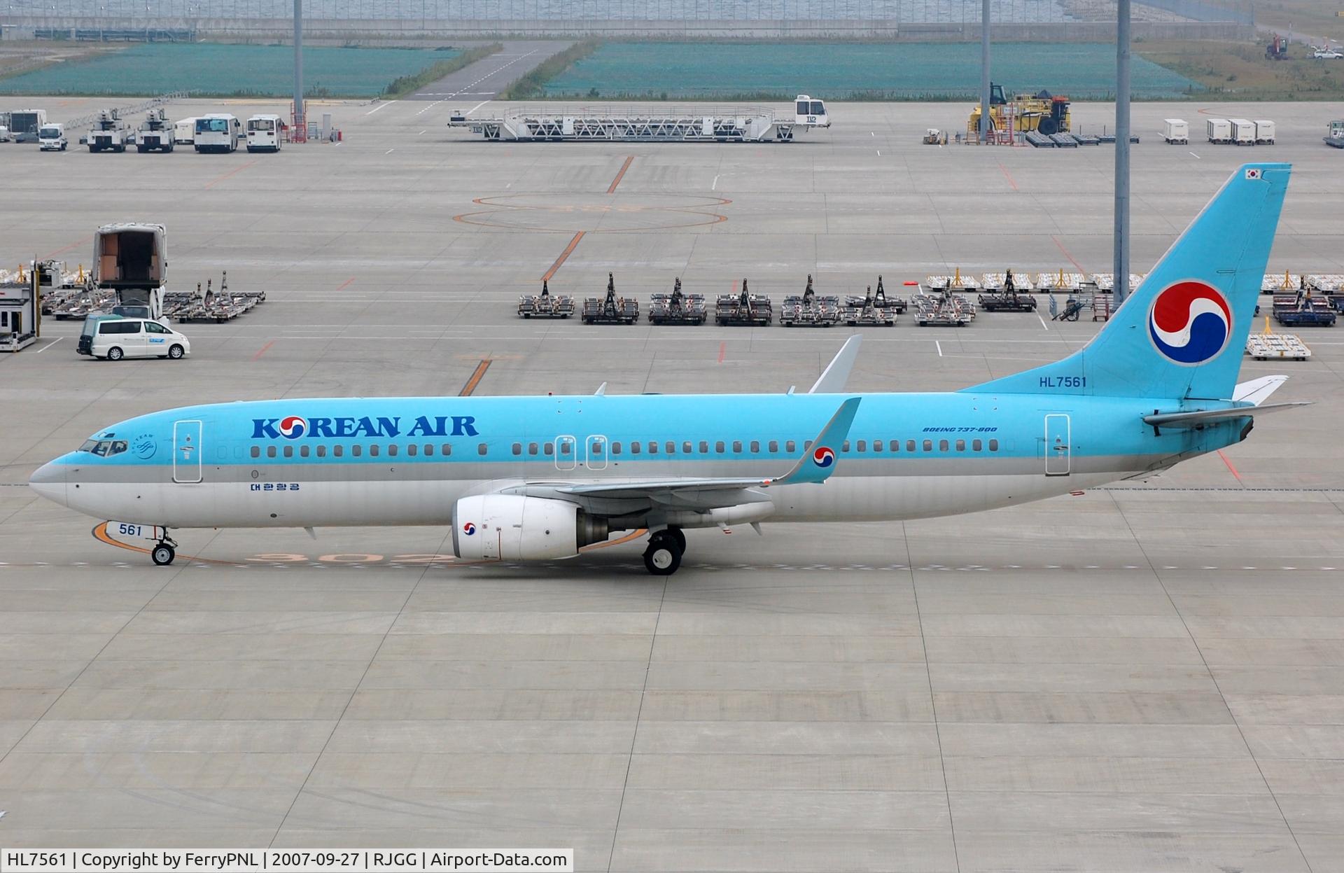 HL7561, 2000 Boeing 737-8B5 C/N 29982, Korean B738 finding its way to its gate.