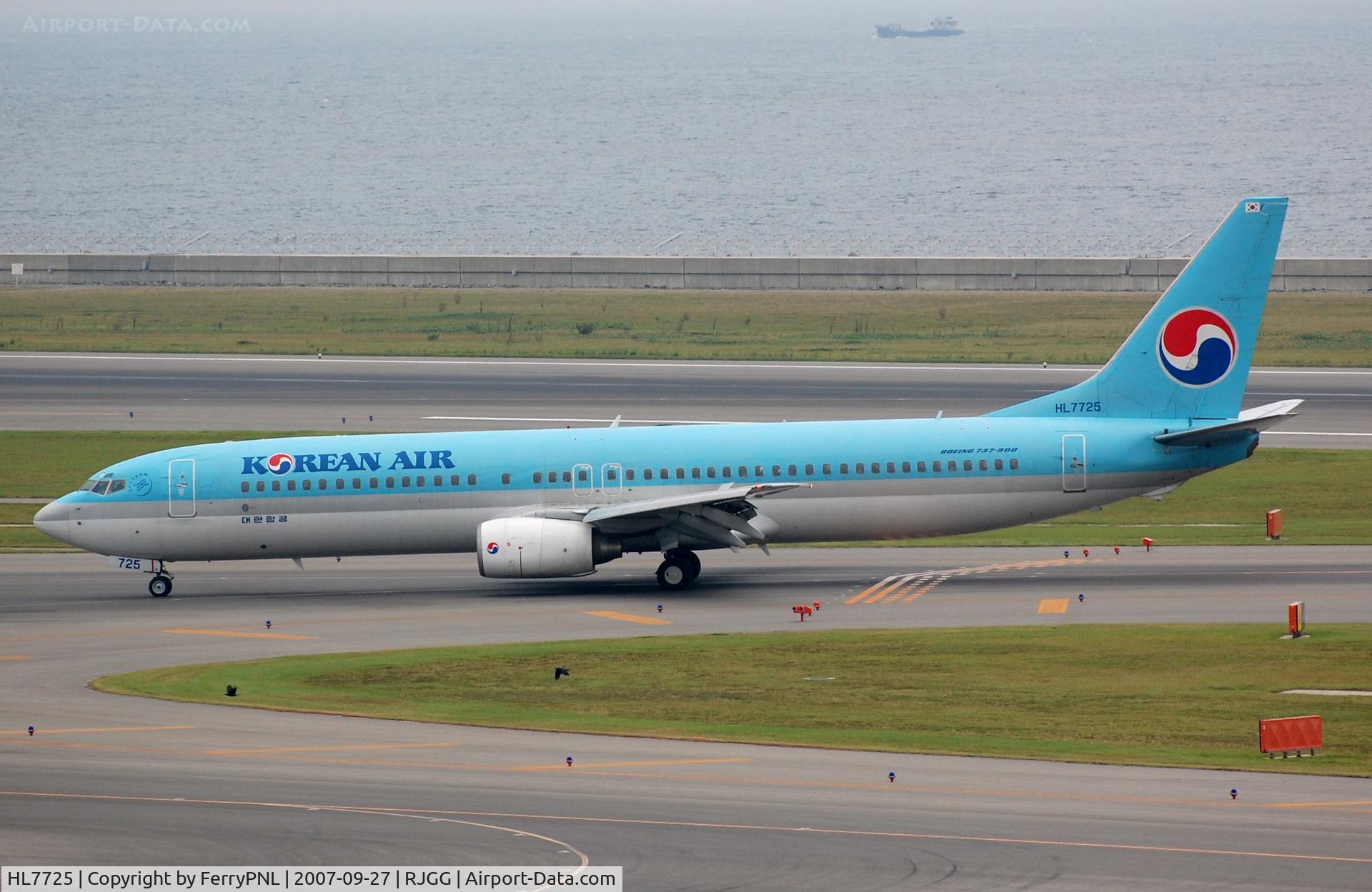 HL7725, 2004 Boeing 737-9B5 C/N 29999, Korean B739 rolling off the runway